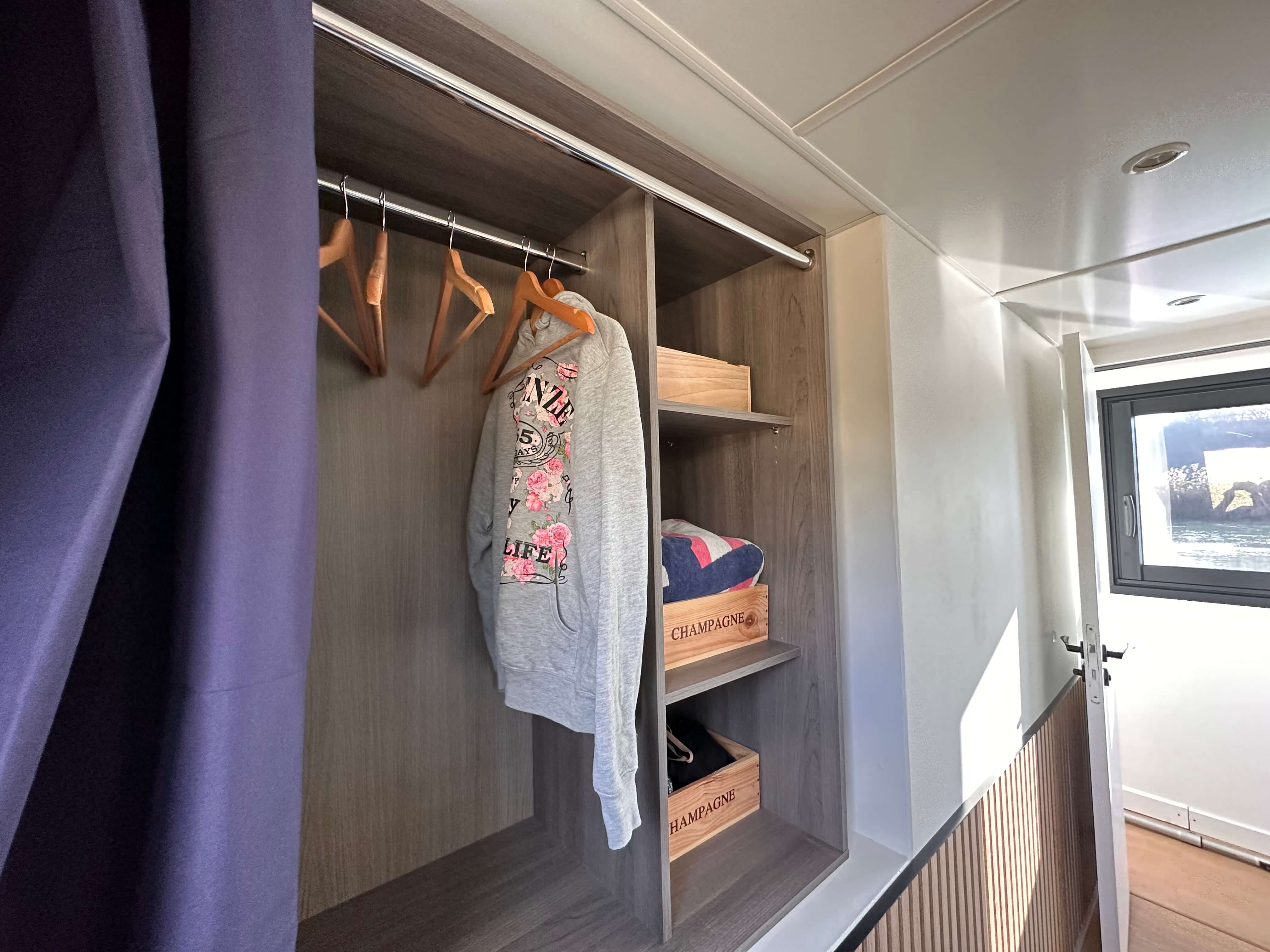 House Boat avec spa : une croisière sensorielle en Champagne à Ay Champagne — détail architectural