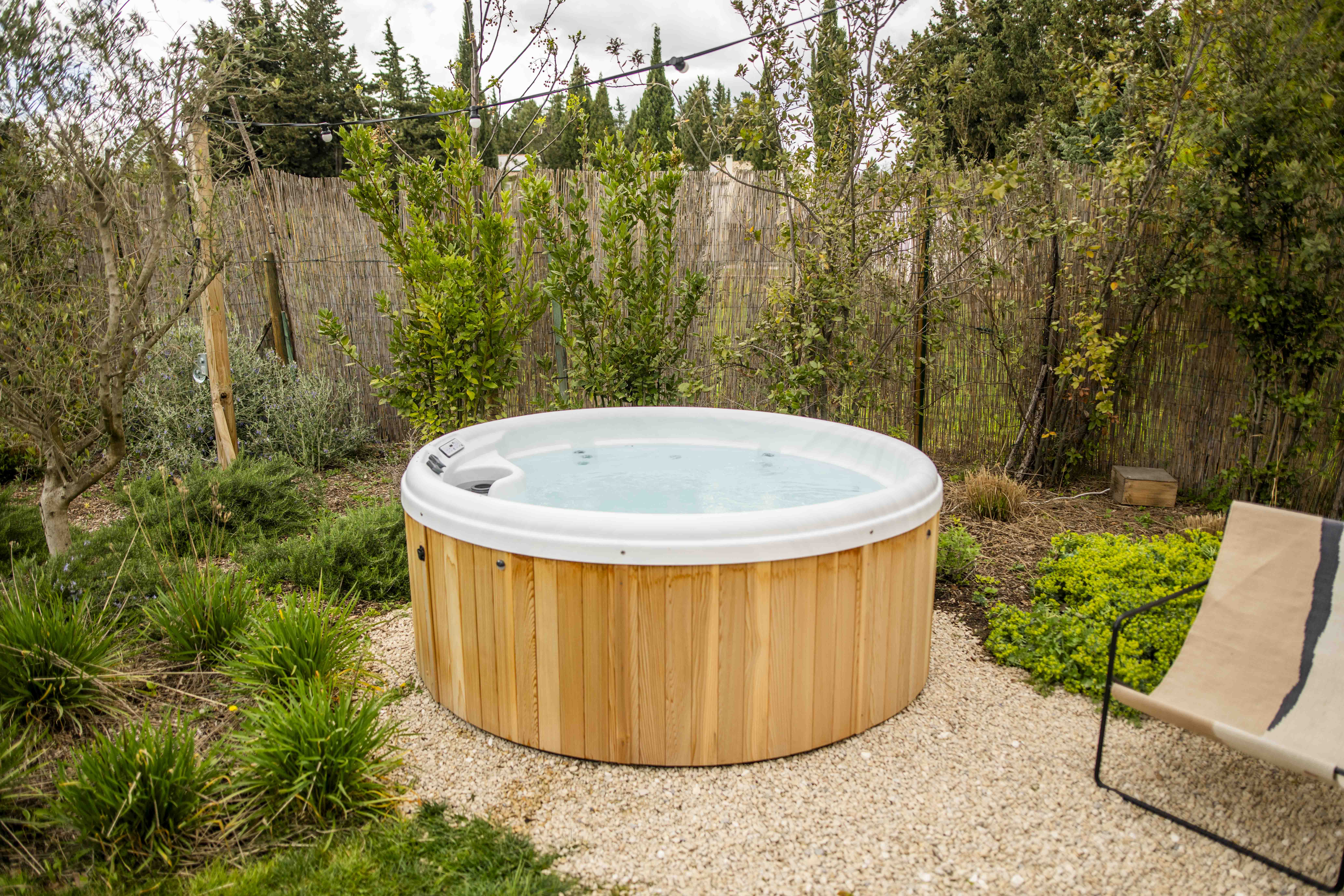 L'Atelier Tiny House — Détente avec Spa à Bouches-du-Rhône à Saint-Chamas — espace de vie