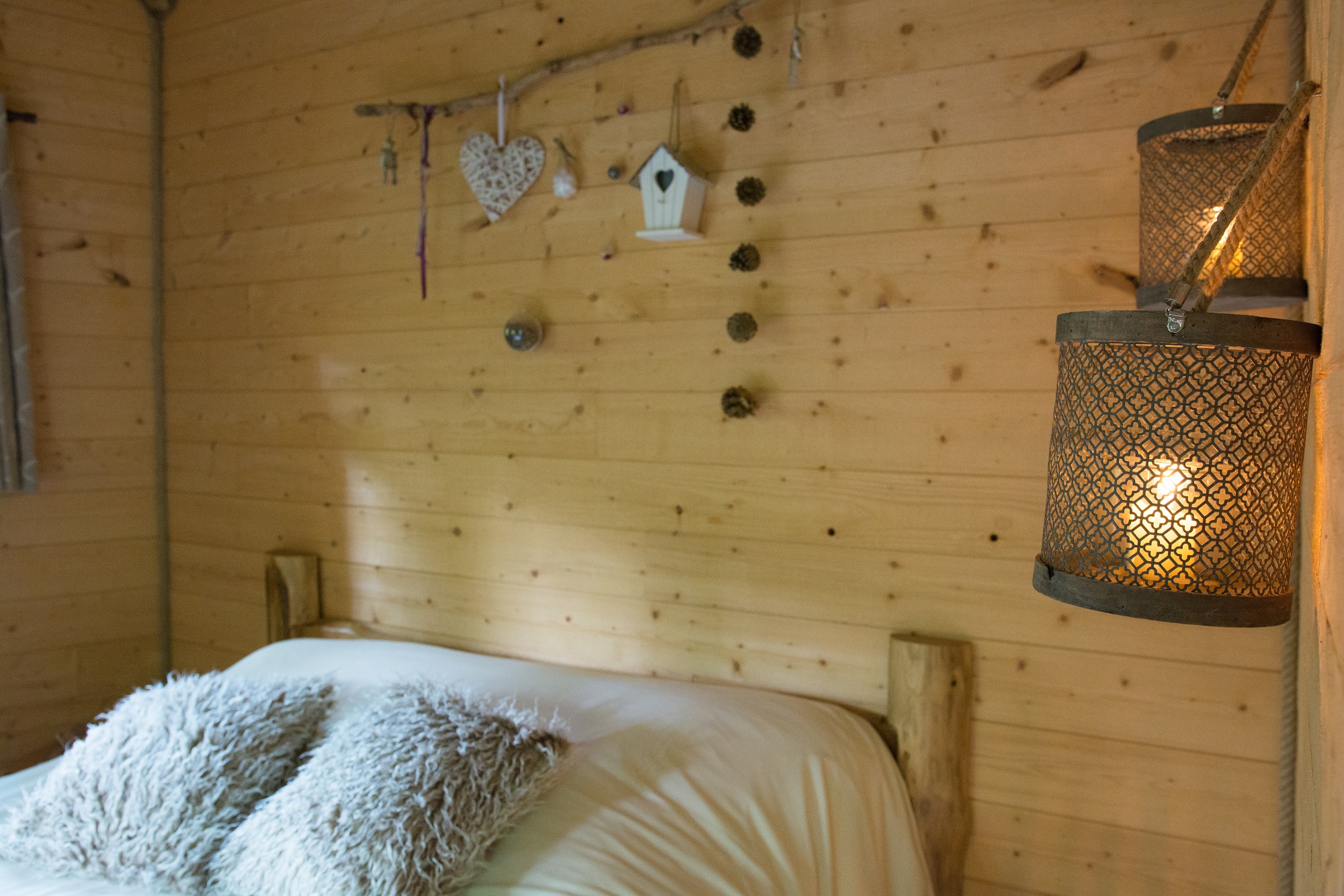 Brin de Folie : une cabane perchée au cœur de l'Aquitaine à Coulx — chambre