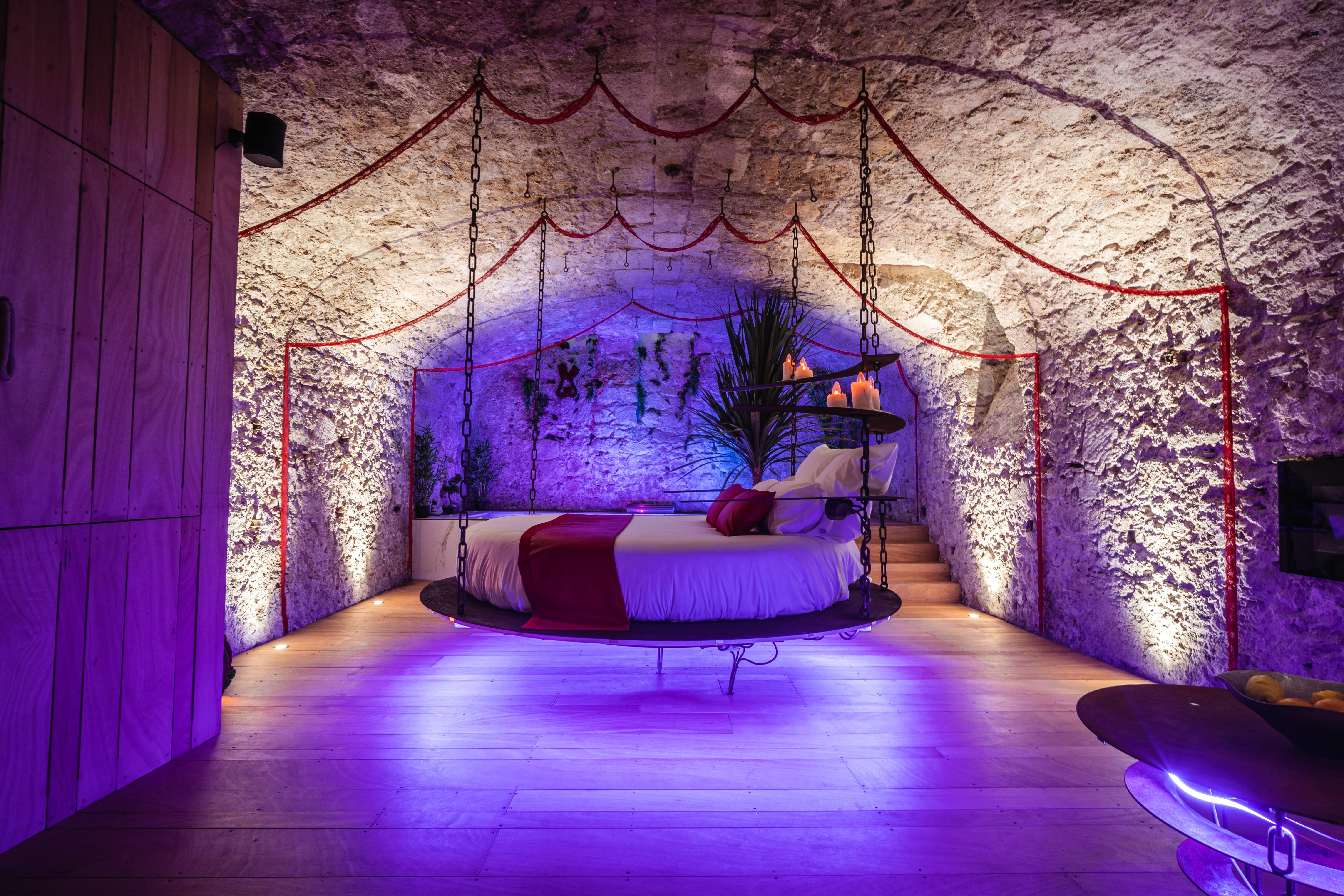 Chambre l'Envoûtée : une expérience immersive en Languedoc-Roussillon