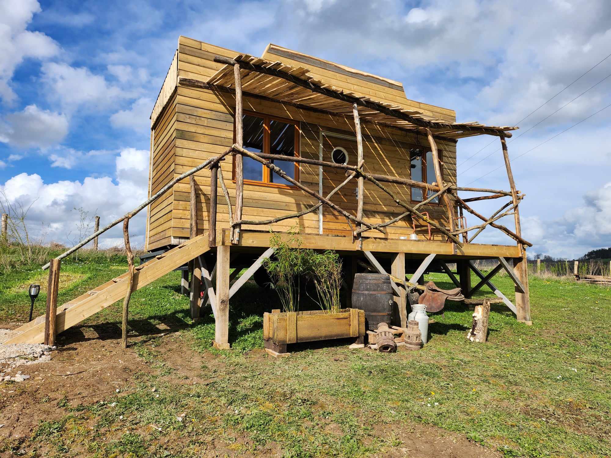 Cabane du shérif : une escapade insolite en Picardie à Lanches-Saint-Hilaire — vue intérieure
