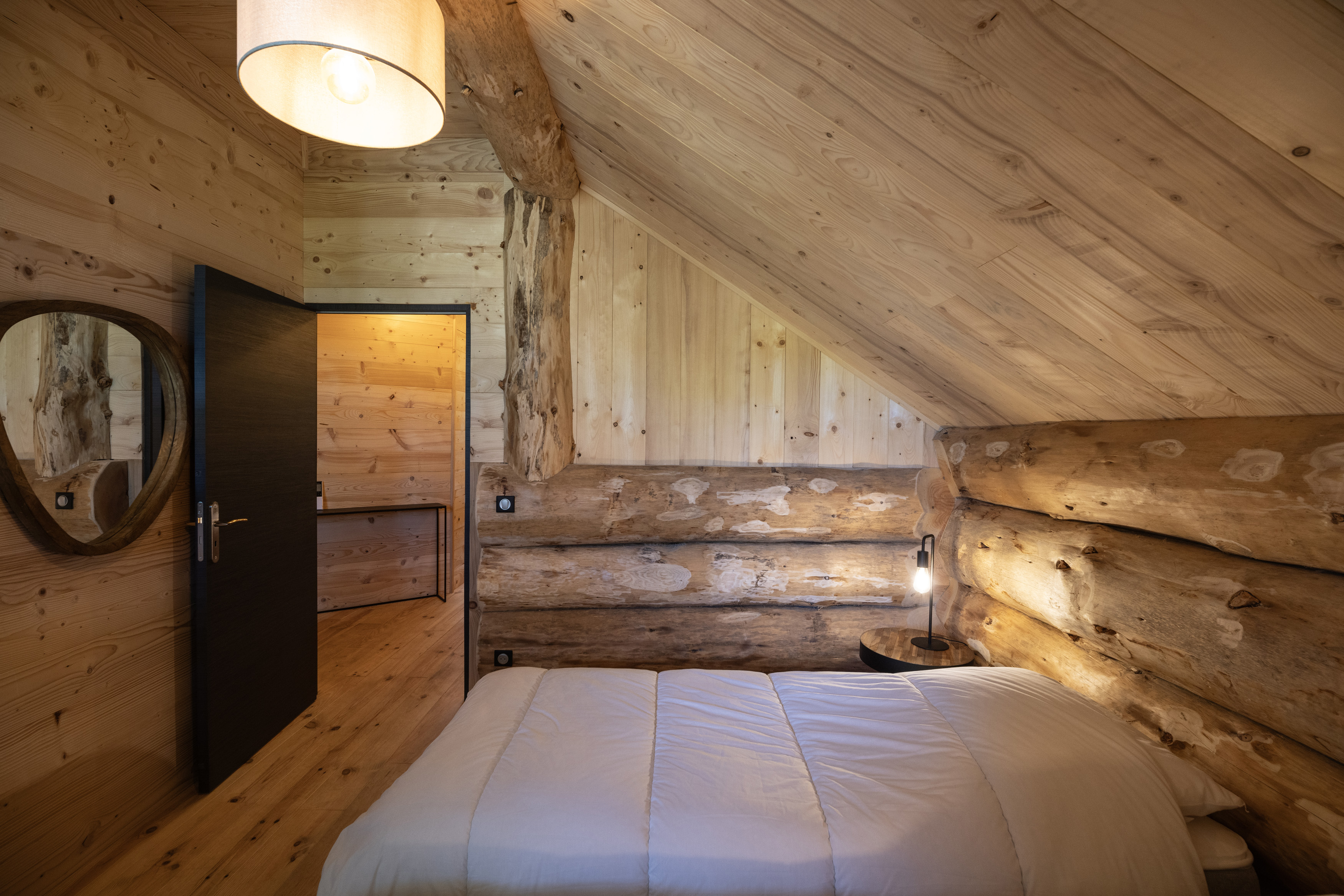 Gîte Le Vaugelade : un chalet romantique au cœur du Limousin à Faux-La-Montagne — détail architectural