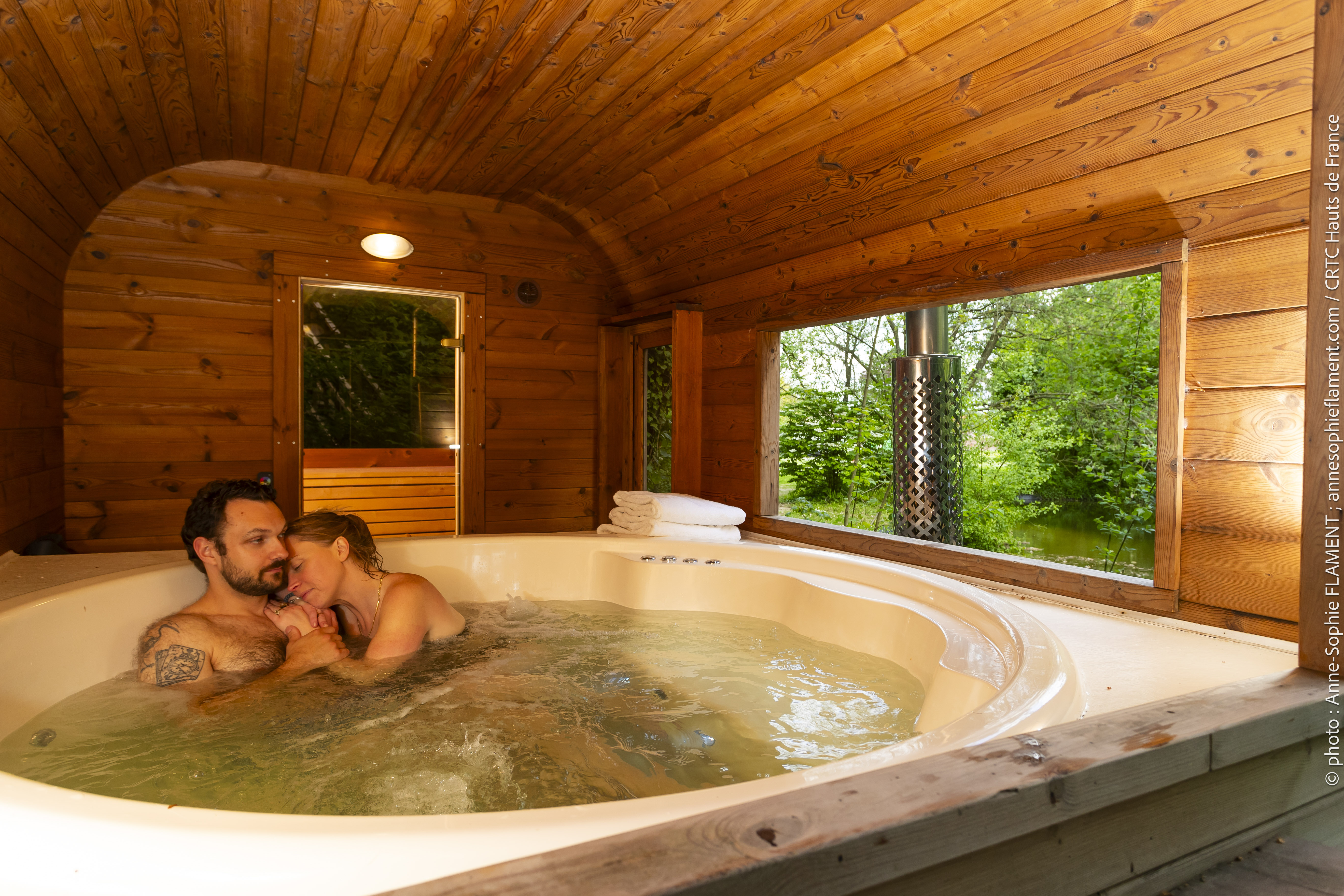 La cabane Au fil de l'Eau & Spa & Sauna : une évasion dans les arbres à Wail — vue intérieure