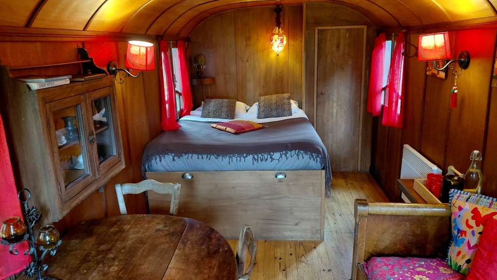 Roulotte Romanes — Séjour bohème avec spa à Saint-Malo (Ille-et-Vilaine) à Saint-Malo — chambre
