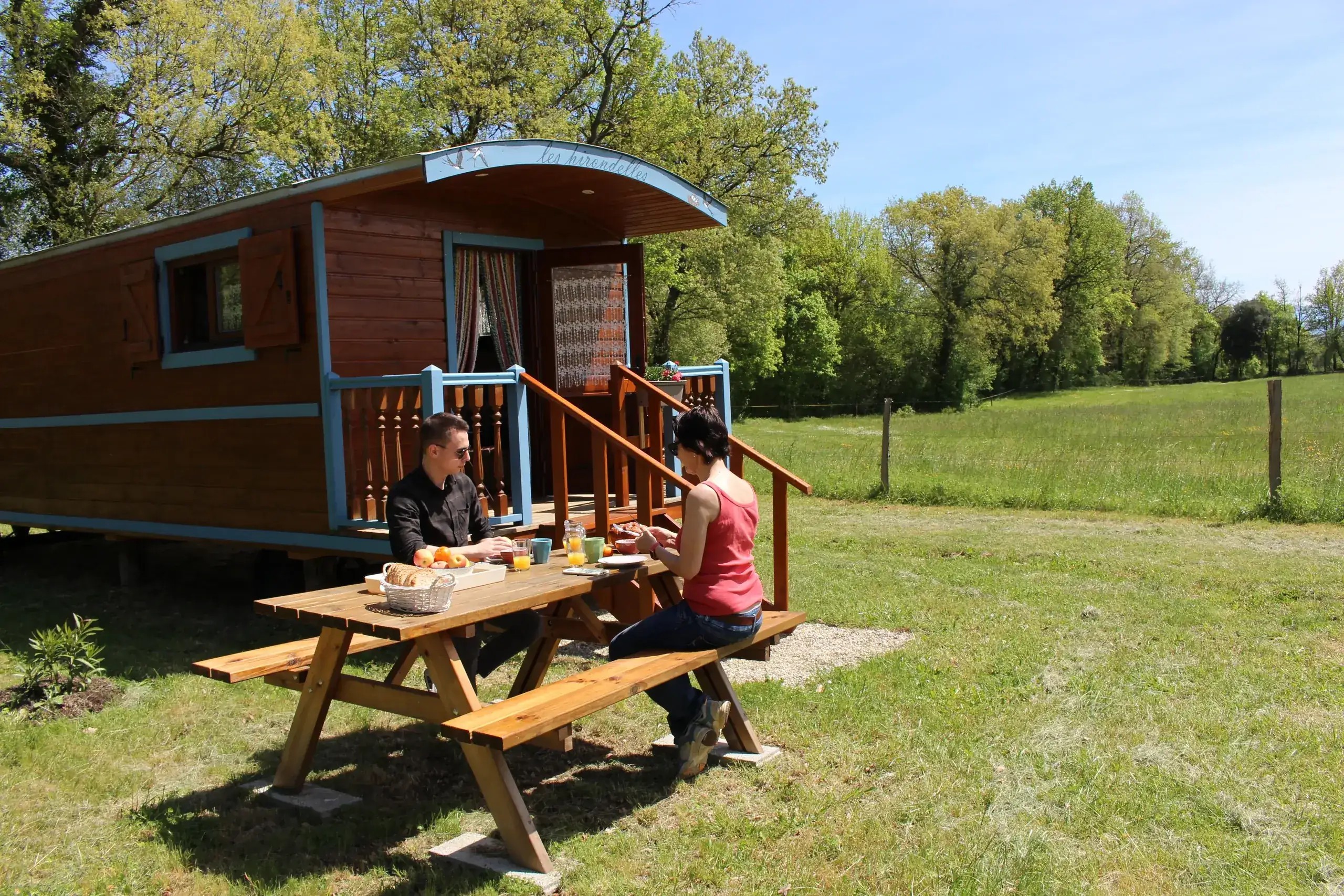 Roulotte Les Hirondelles — Évasion nature avec spa à Ariège à Foix — salle de bain