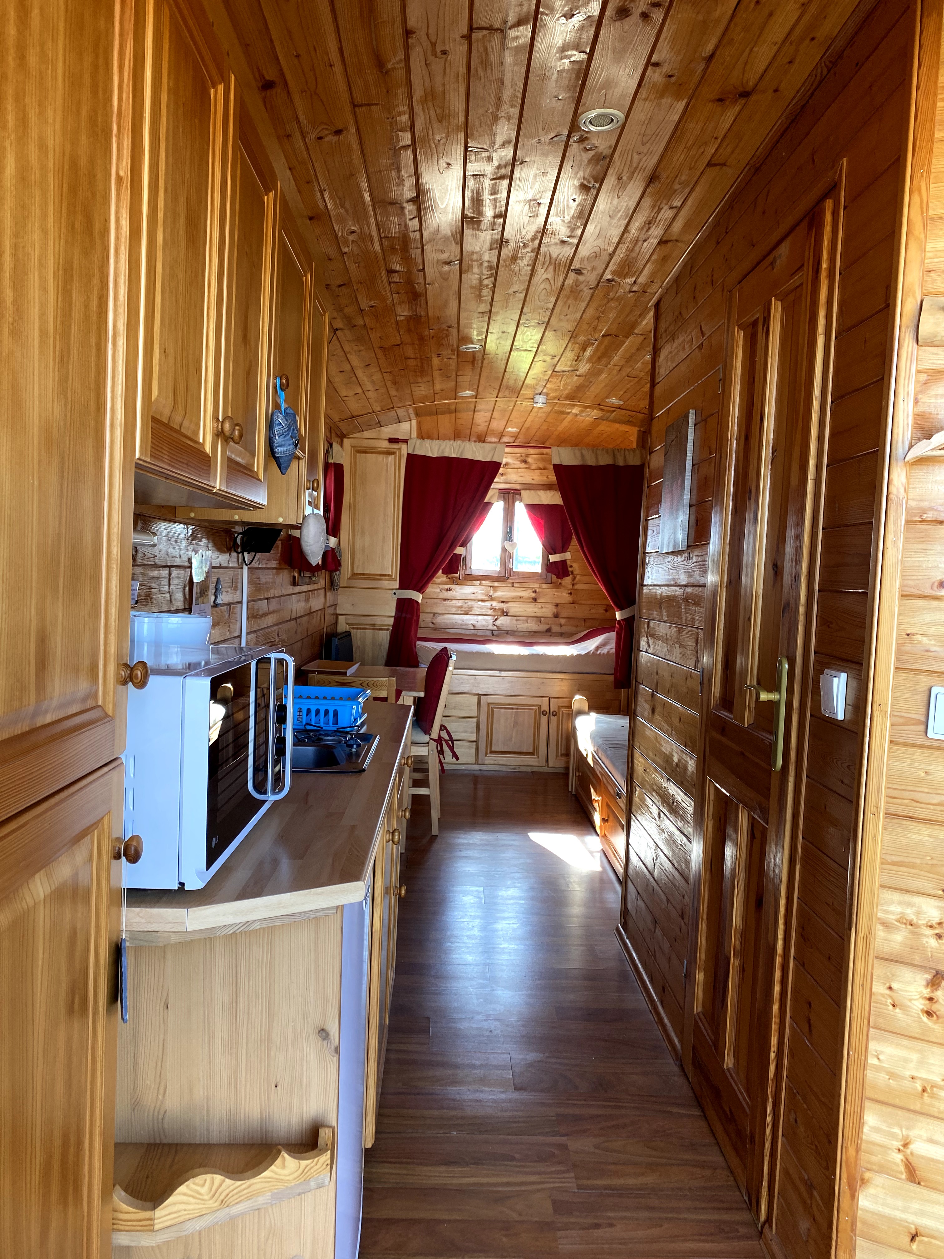 Roulotte — Séjour bohème avec spa à La Buissonnière en Indre-et-Loire à Sorigny — espace de vie