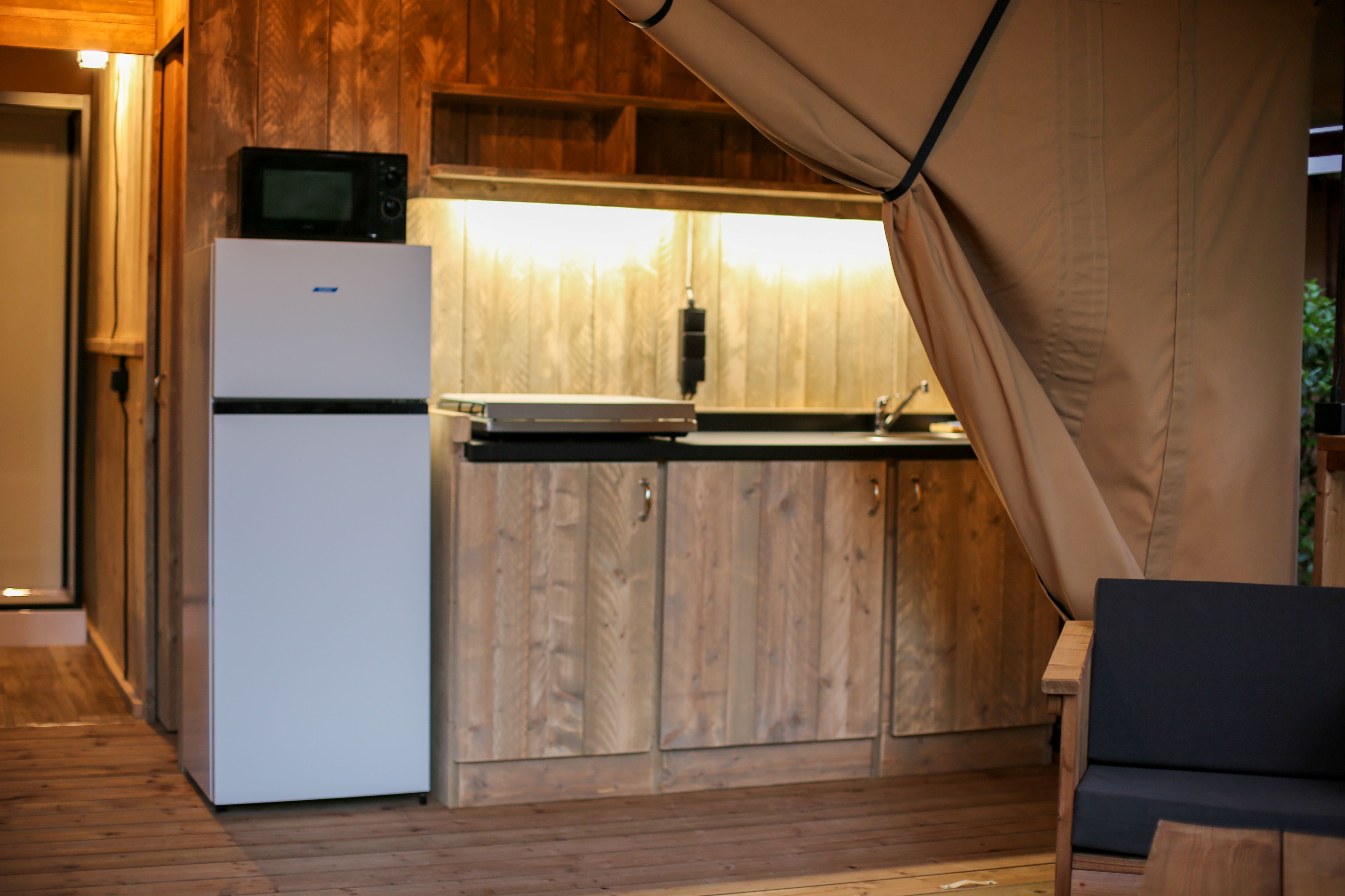 Lodge Safari 4 personnes — Séjour avec spa à Vaucluse à Fontaine-de-Vaucluse — espace de vie