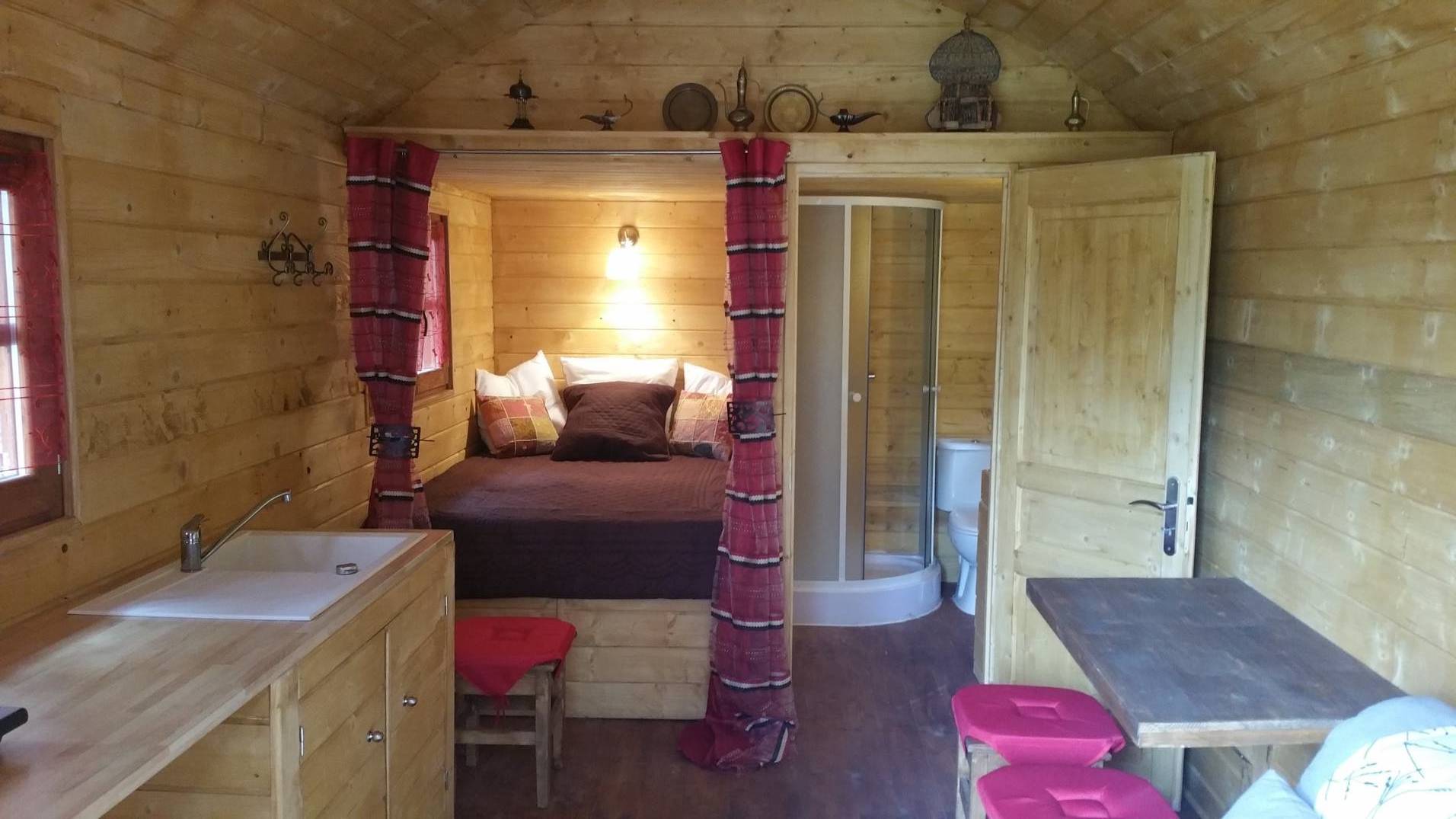 Évasion en roulotte orientale au cœur de la Provence à La Roquebrussanne — chambre