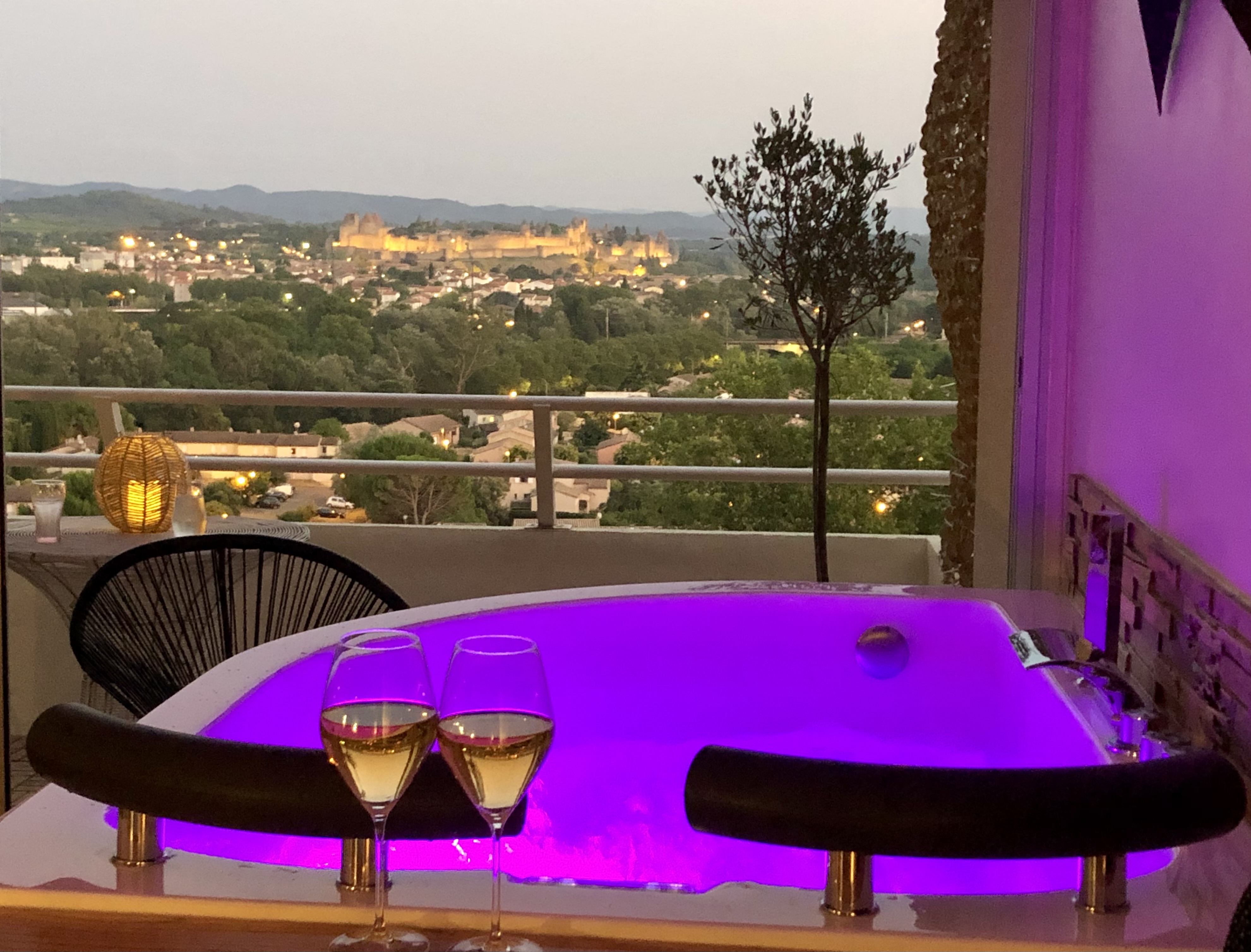 Évasion sensorielle dans une suite avec spa privatif à Carcassonne — vue intérieure