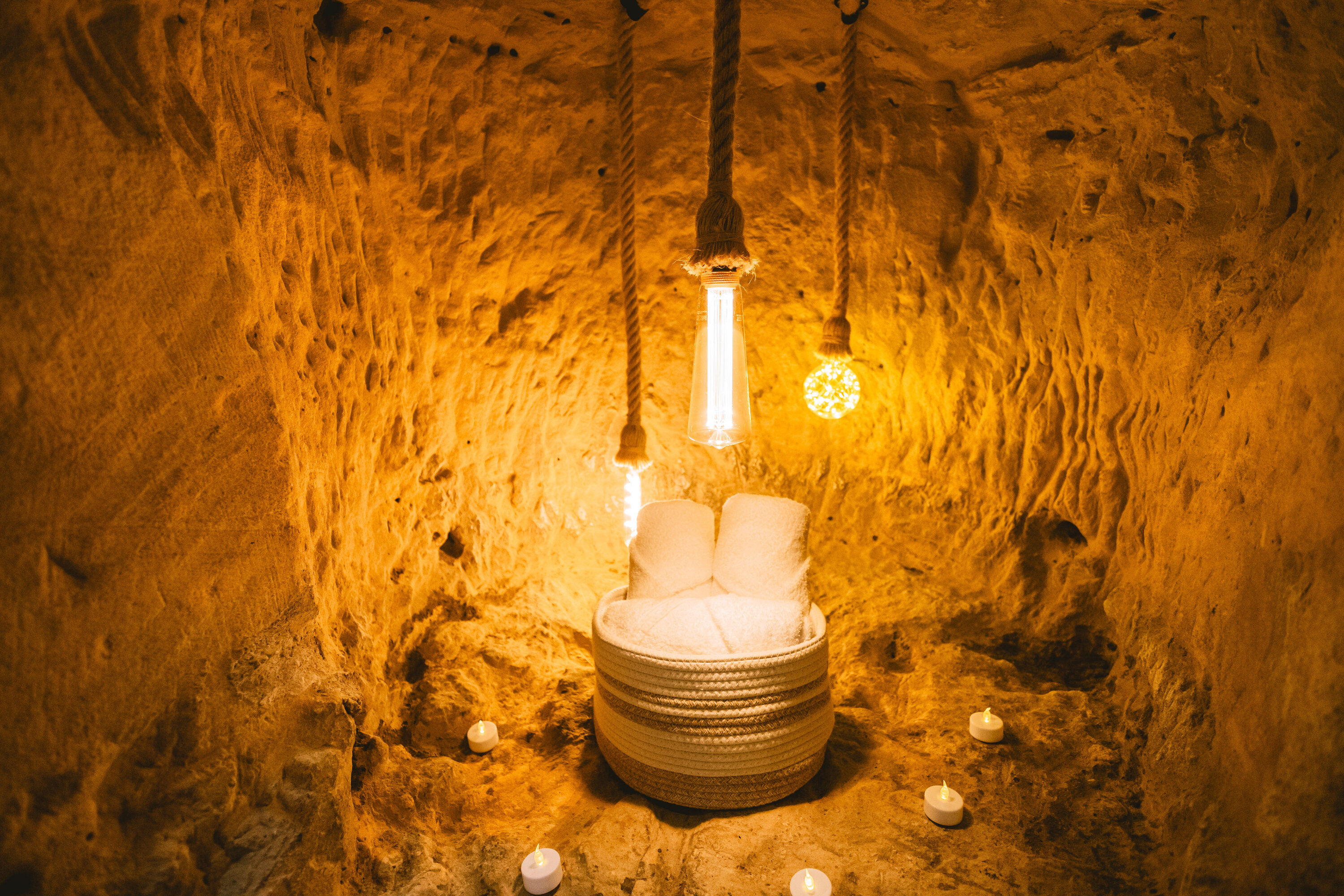 La Grotte Fleurie & Spa — Maison troglodyte avec jacuzzi en Dordogne à Alles-sur-Dordogne — environnement naturel