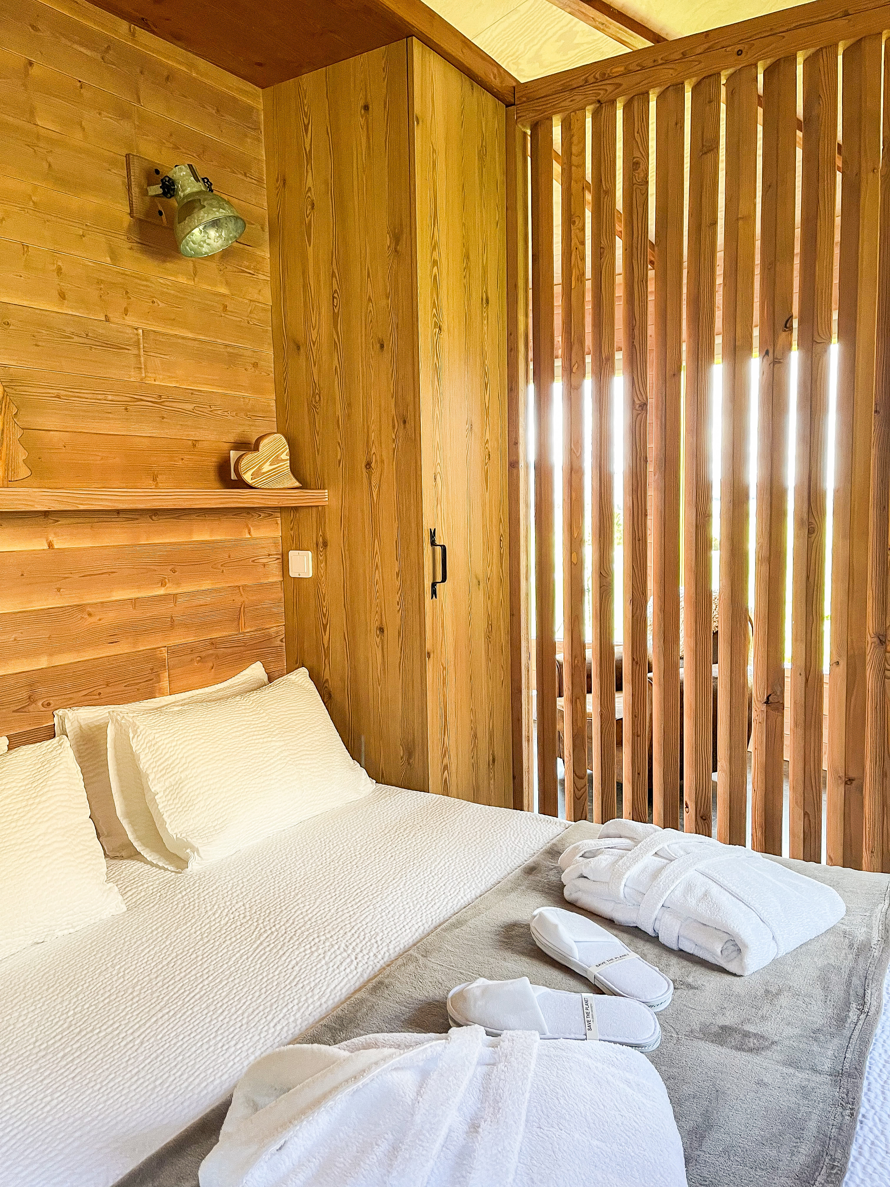 Cabane Mélèze & Spa — Cabane sur pilotis avec bain nordique à Jura à Besain — espace de vie