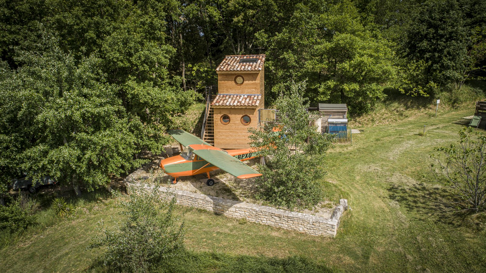 Vivez l'expérience unique d'un avion Cessna et de sa tour de contrôle