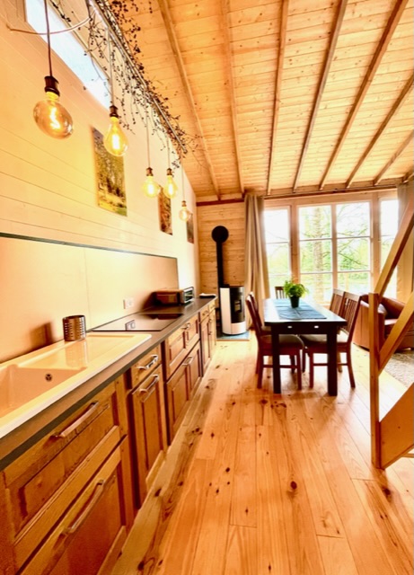 Un chalet en châtaignier au bord de l’eau à Sauvigny Les Bois — cuisine
