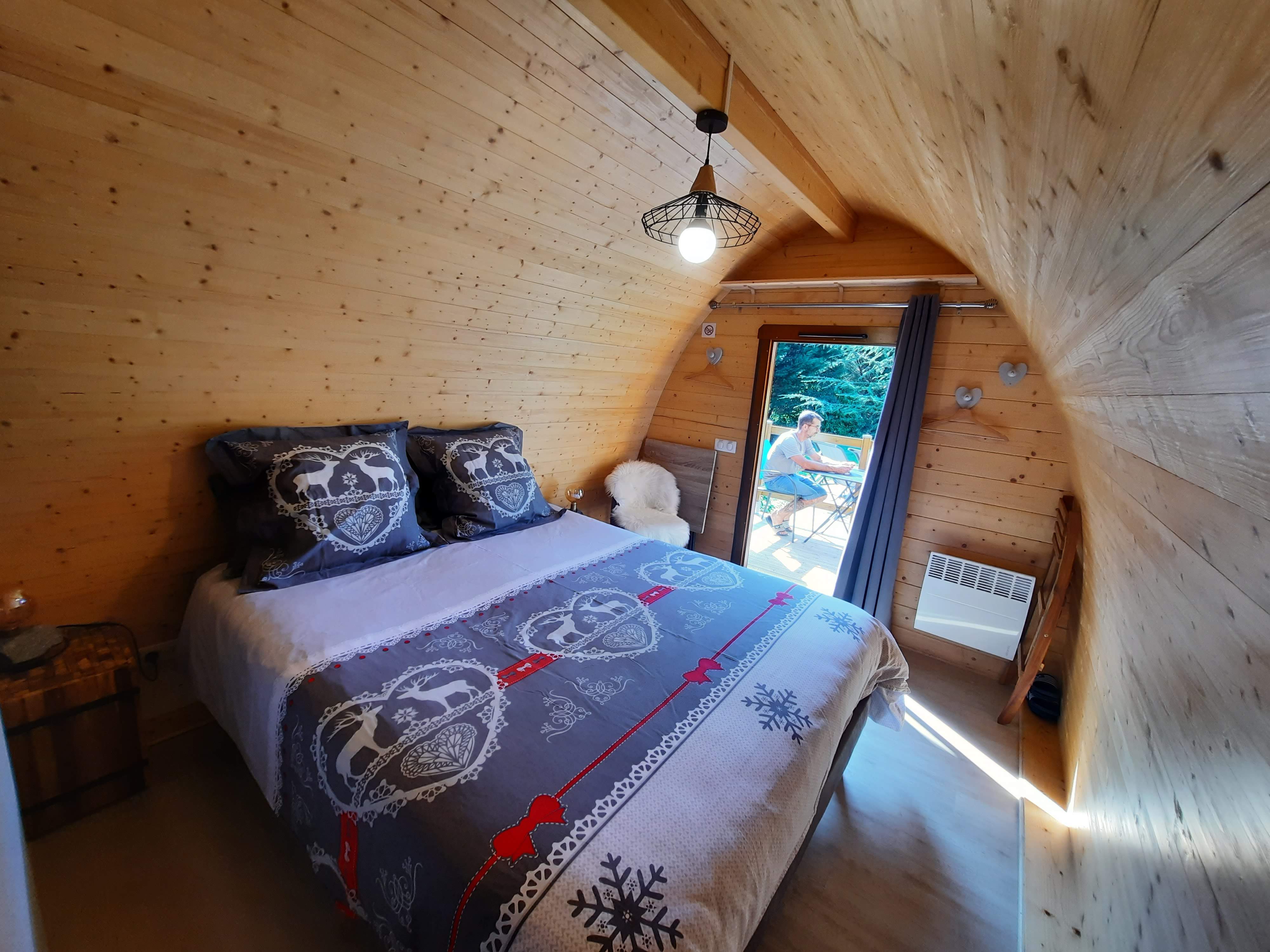 Mégapod le Refuge Insolite — Pod avec jacuzzi à Ariège à Vernajoul — espace de vie