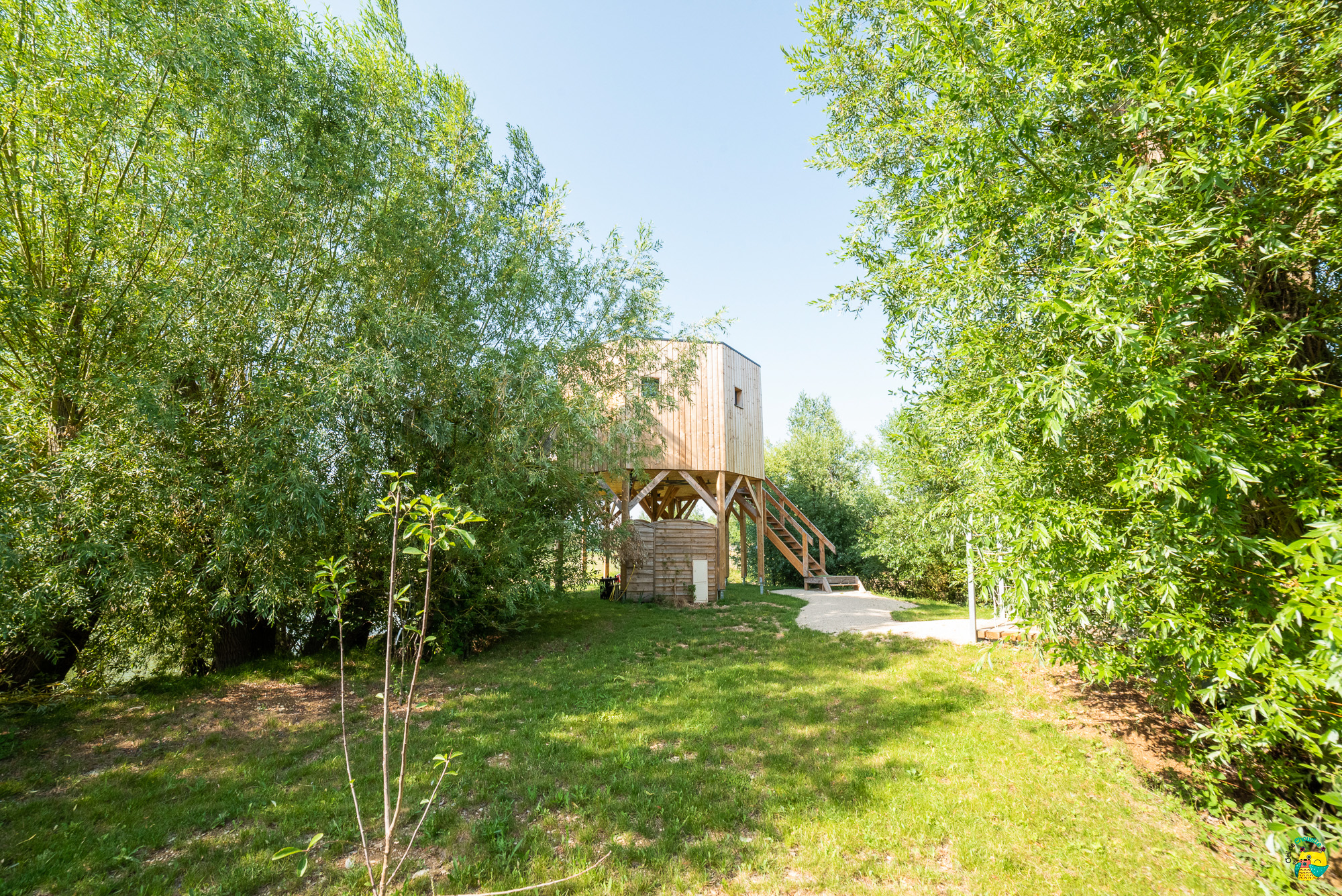 Lodge sur pilotis Duo avec spa et sauna privatif en Bourgogne à Chablis — espace de vie