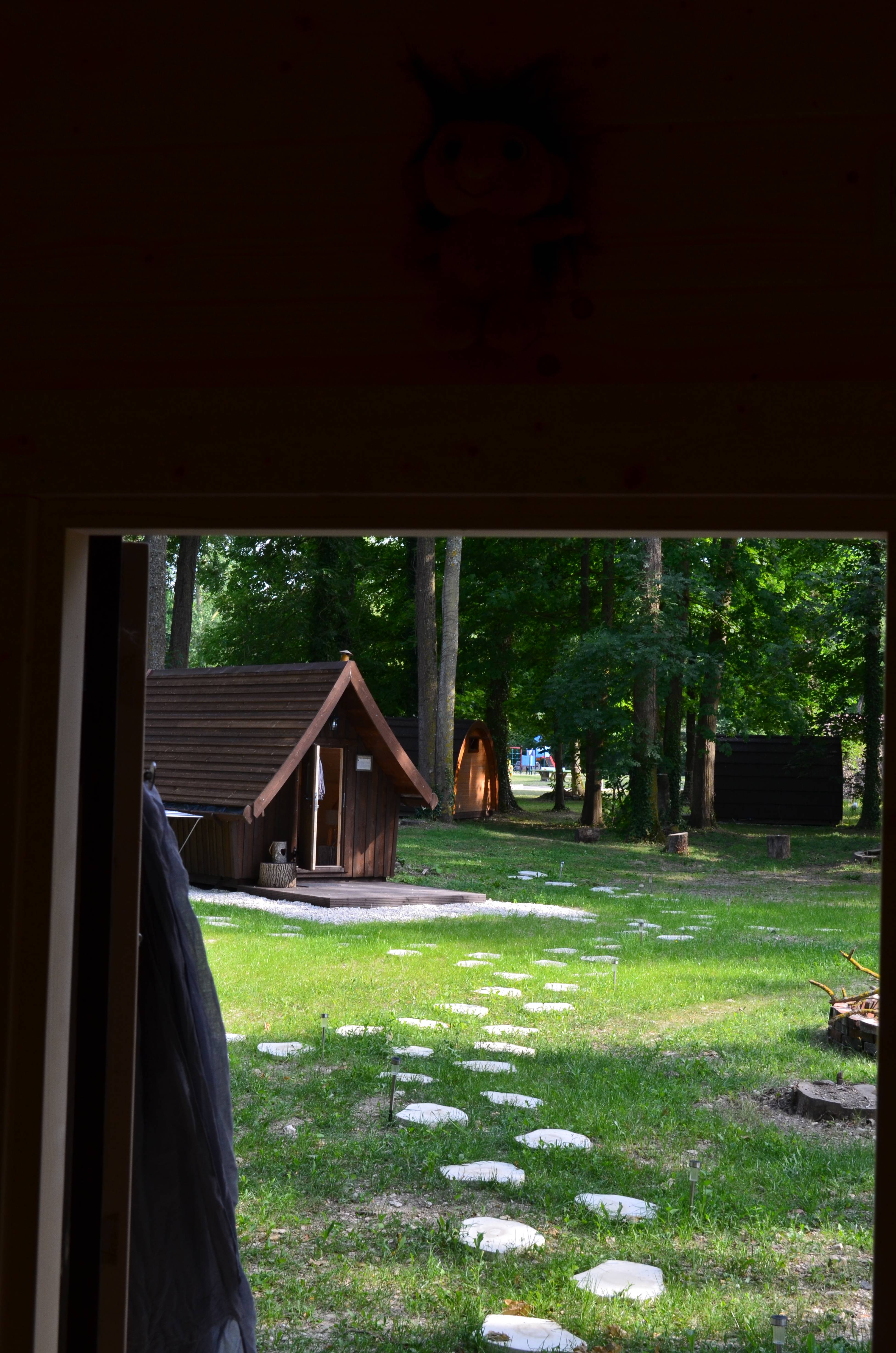 La Cabane Troll gîte : une expérience insolite en pleine nature à Bar Sur Aube — cuisine