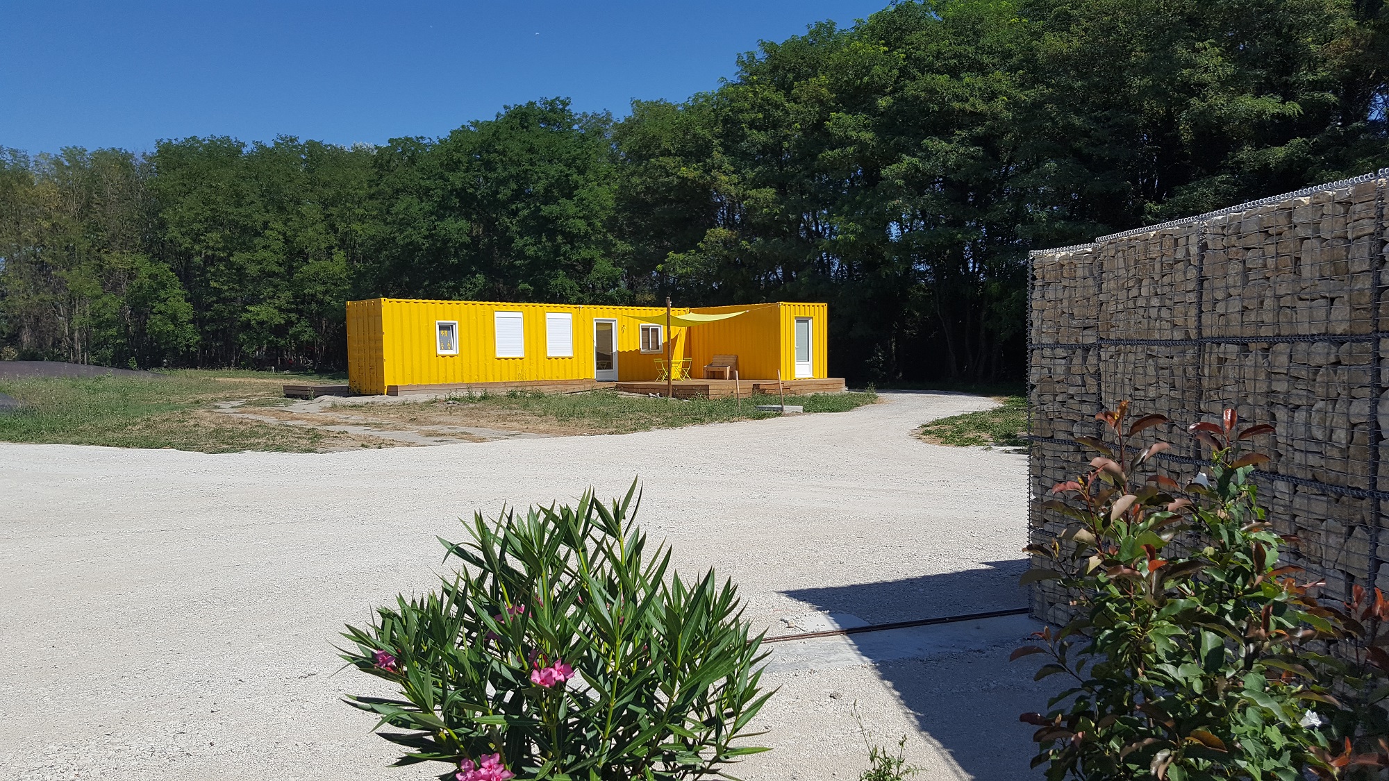 Container Jaune Soleil : une expérience unique en Rhône-Alpes à Châteauneuf Sur Isère — vue intérieure