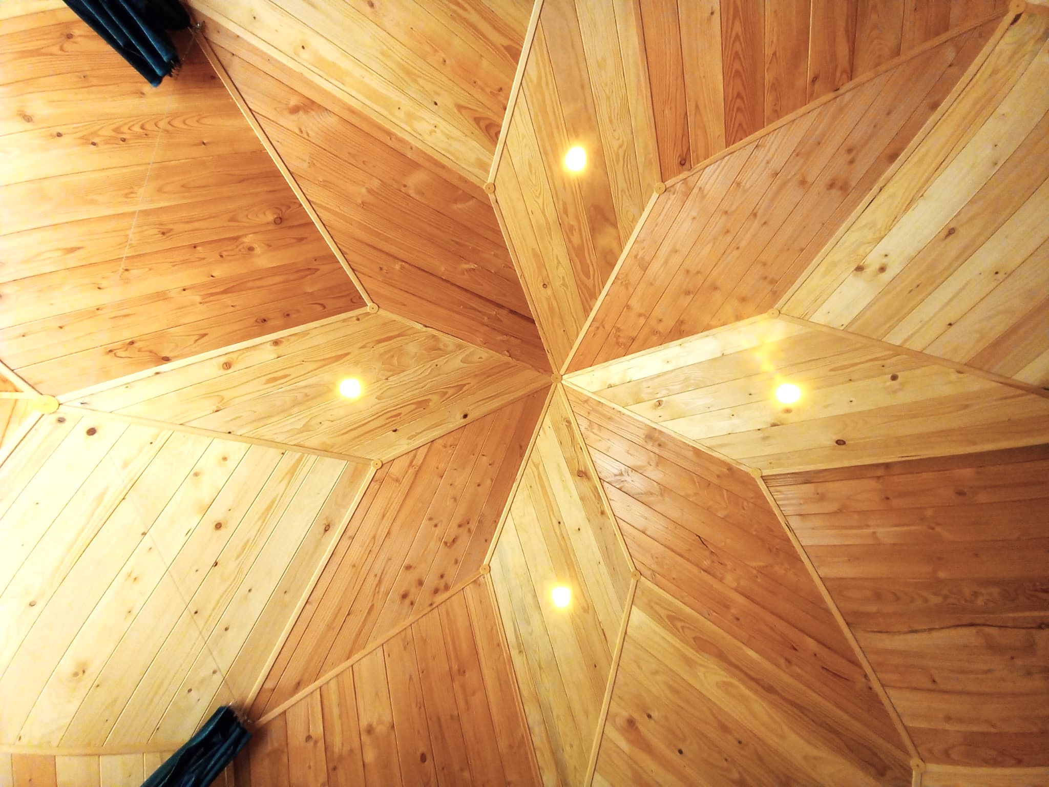 Cabane 'Noisette' au bord d'un lac