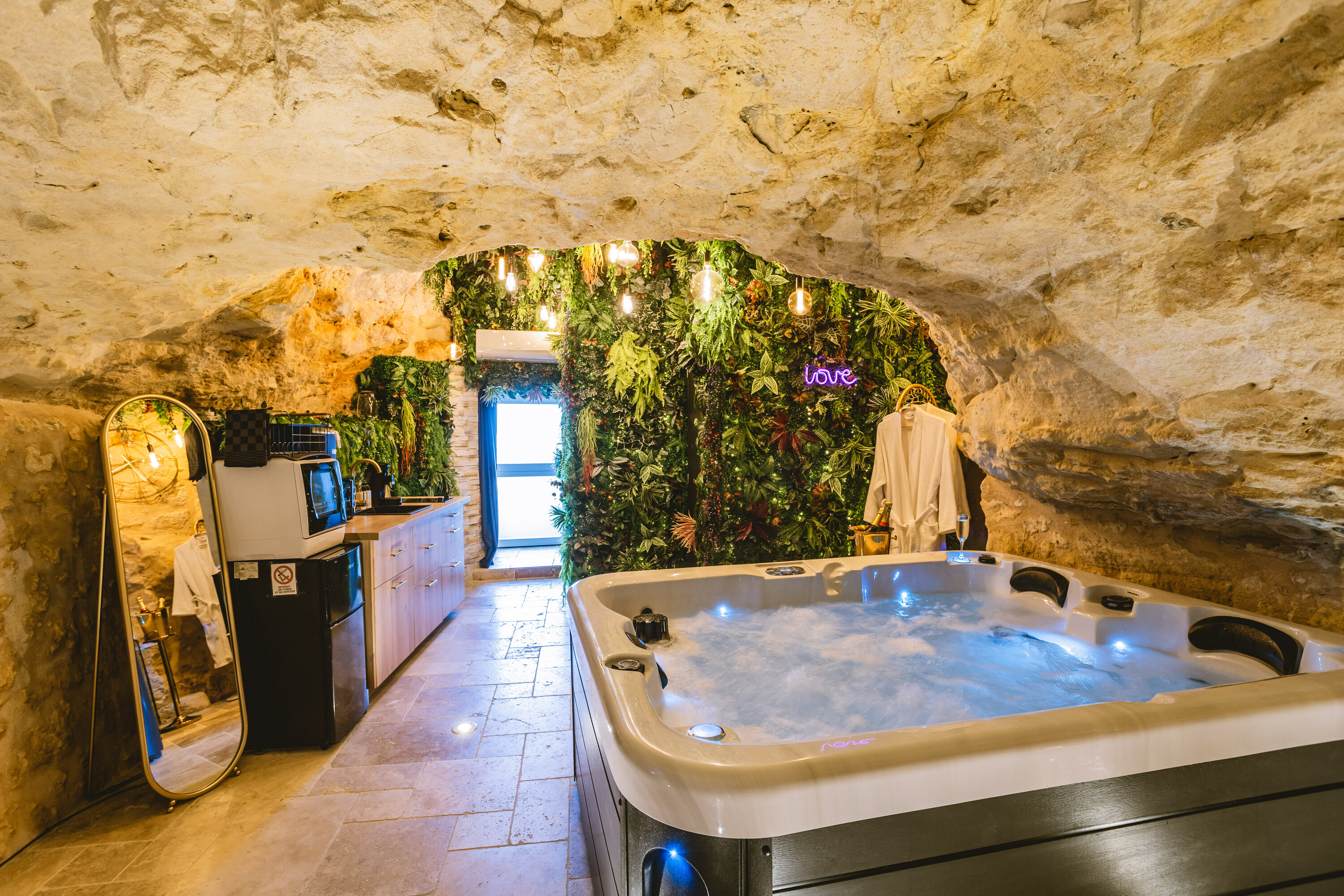La Grotte Fleurie & Spa — Maison troglodyte avec jacuzzi en Dordogne