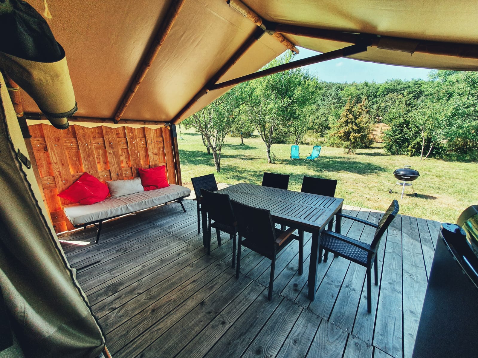 Tente Lodge Cerise : une immersion au cœur de la nature à Dun — détail architectural