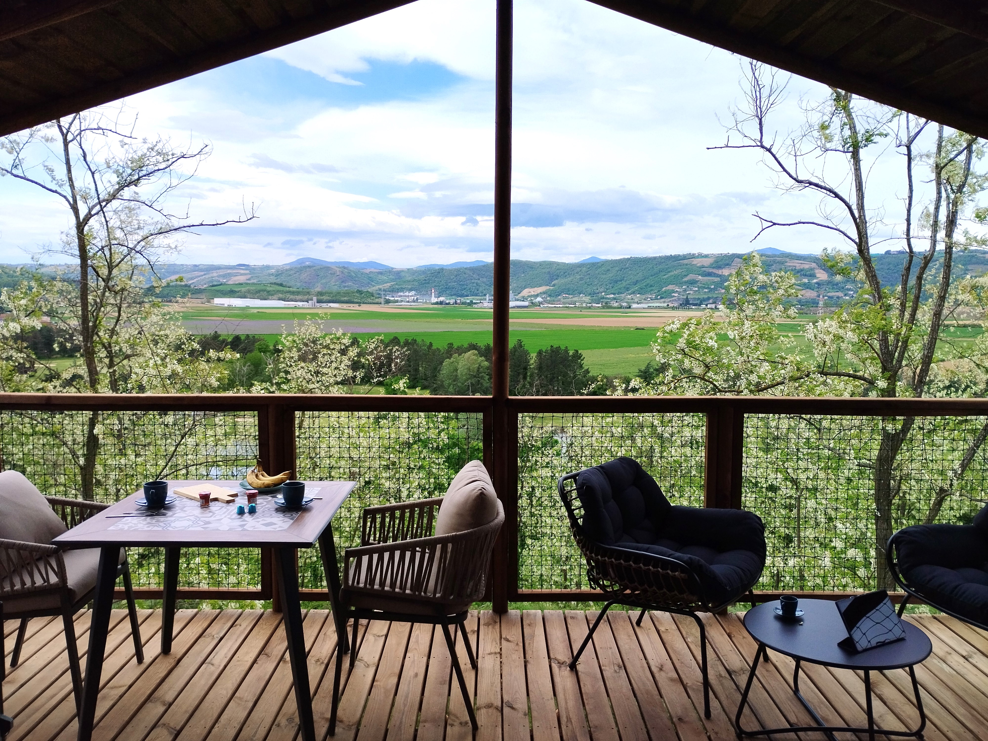 Évasion en cabane sur pilotis au cœur des Alpes à Auvergne-Rhône-Alpes — espace de vie