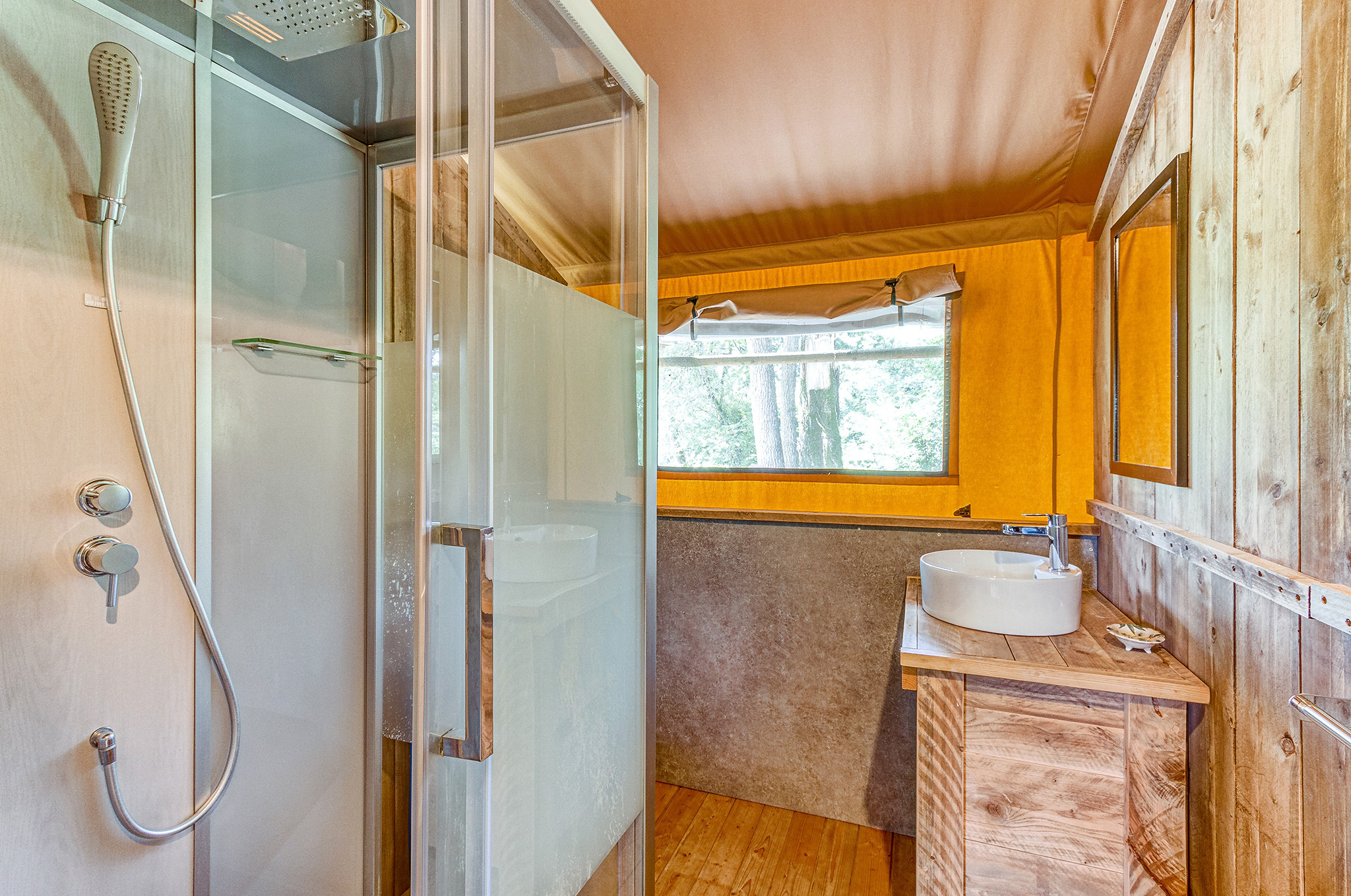 Lodge Spa du Ruisseau : une expérience immersive en pleine nature à Descartes — environnement naturel