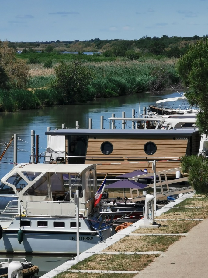 Photo 4/9 — Maison flottante « Lodge Boat Fanny — Maison flottante avec spa à Gard » à Aigues-Mortes Gard