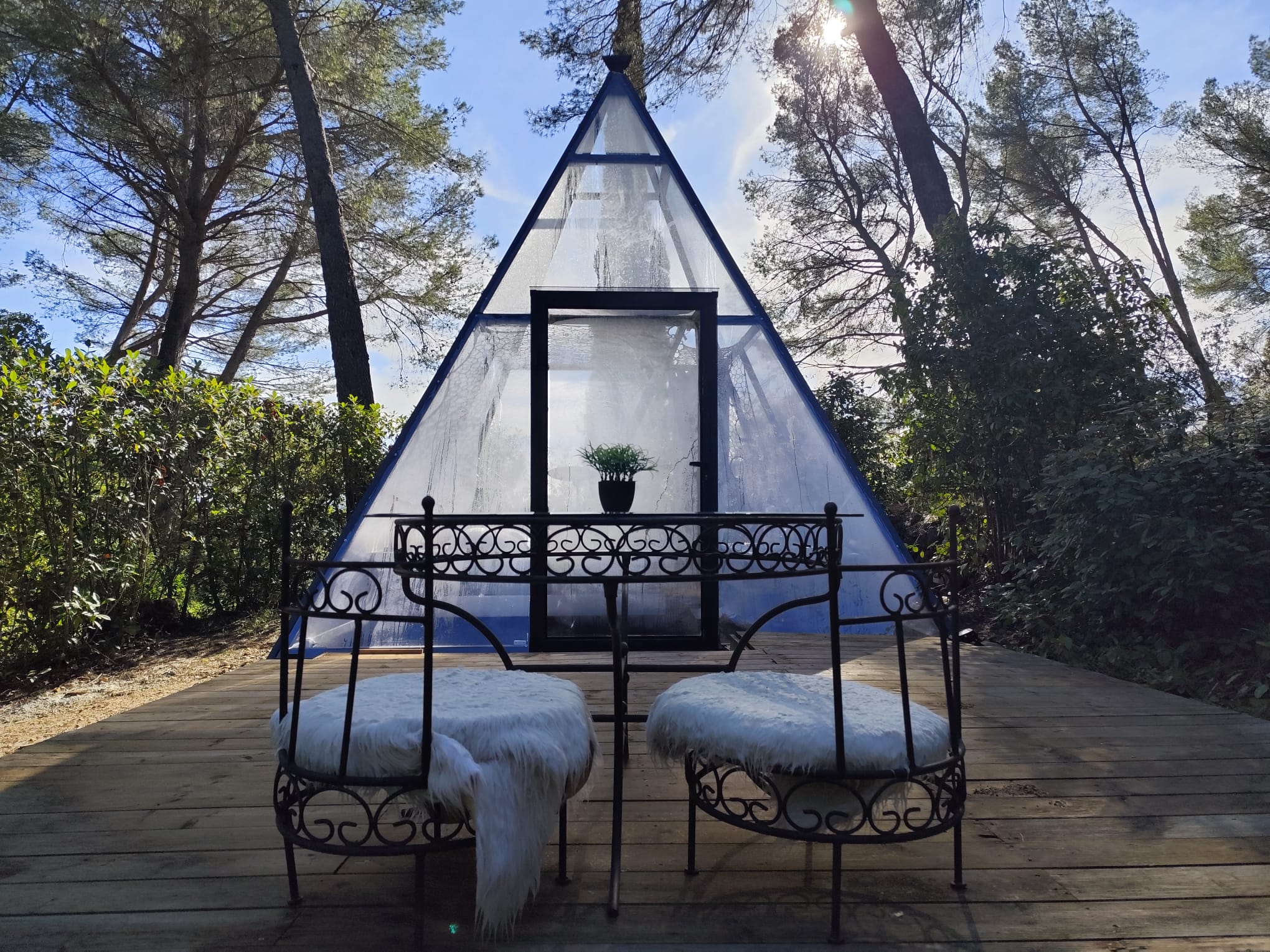 Une expérience inclassable au cœur de la Provence à Carnoules — vue intérieure