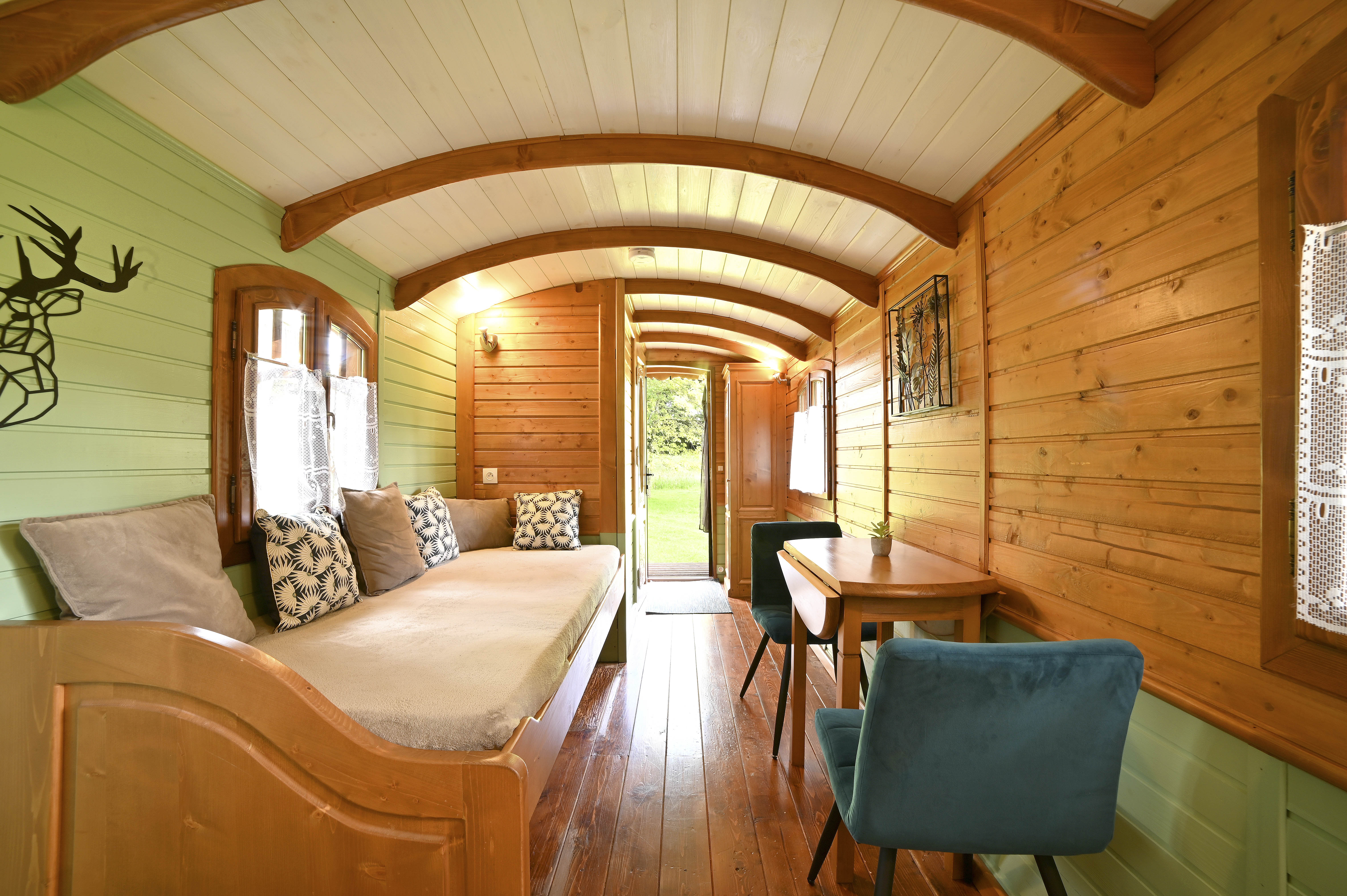 Roulotte Spa Forestière : un cocon de bien-être en pleine nature à Descartes — chambre