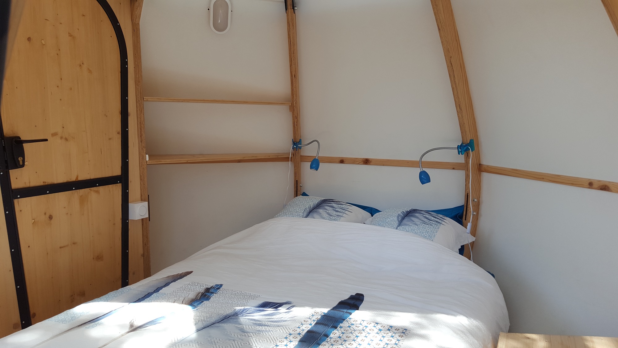 Évasion insolite dans une caravane au cœur de la Drôme à Châteauneuf Sur Isère — espace de vie