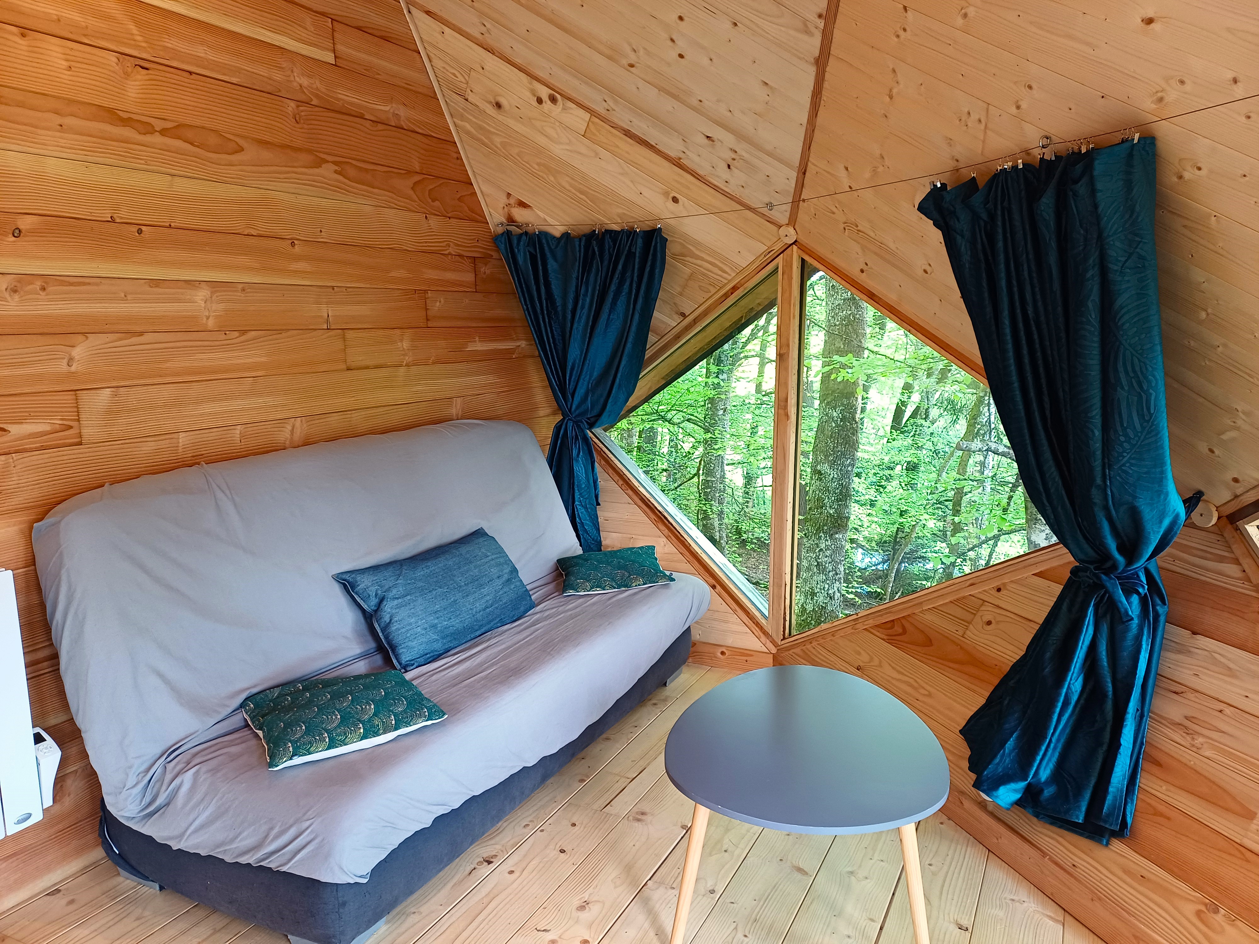 Cabane 'Pollimage' au bord d'un lac