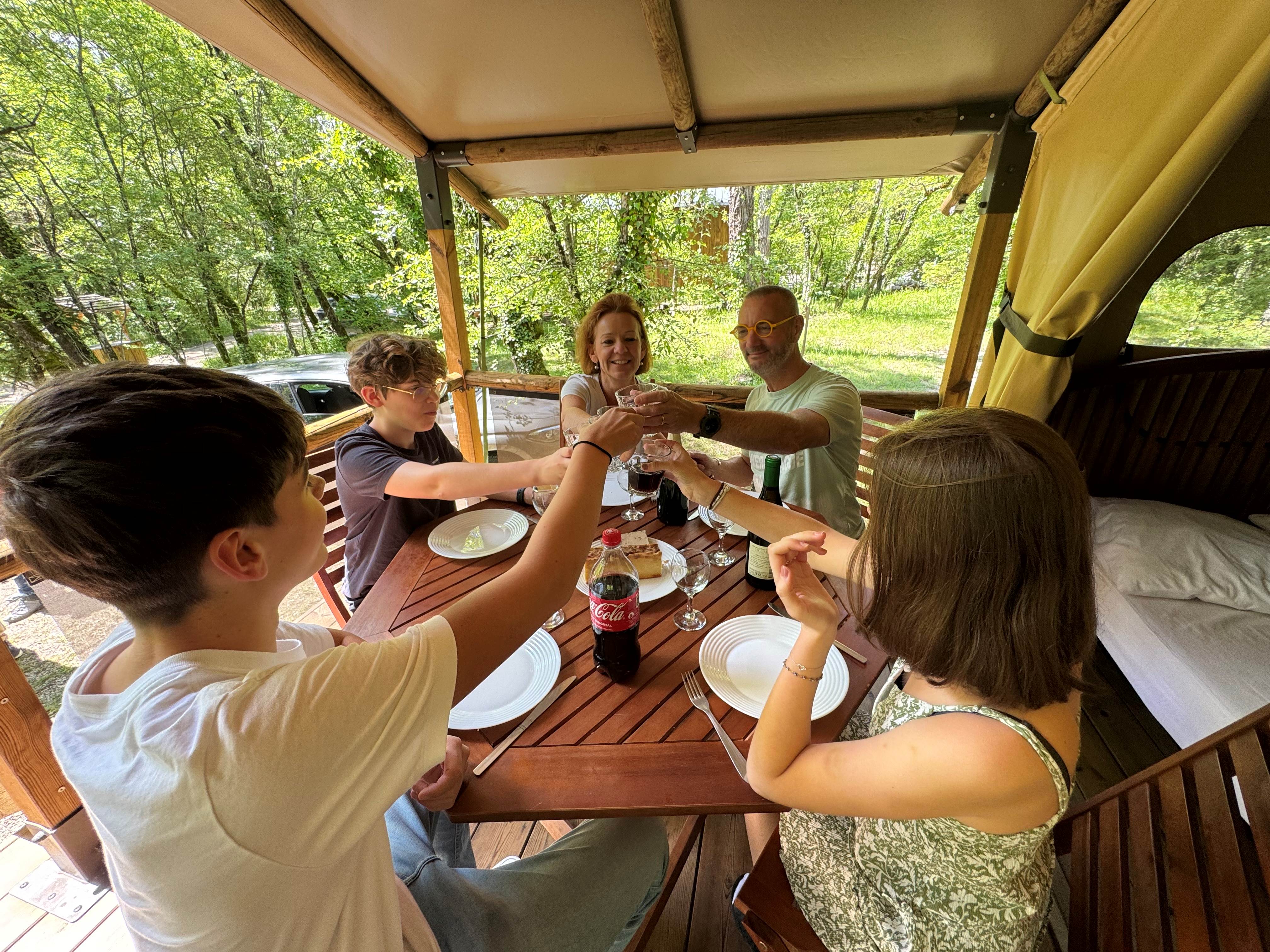 Tente lodge 5 personnes : une expérience immersive en pleine nature à La Motte-Chalancon — vue intérieure