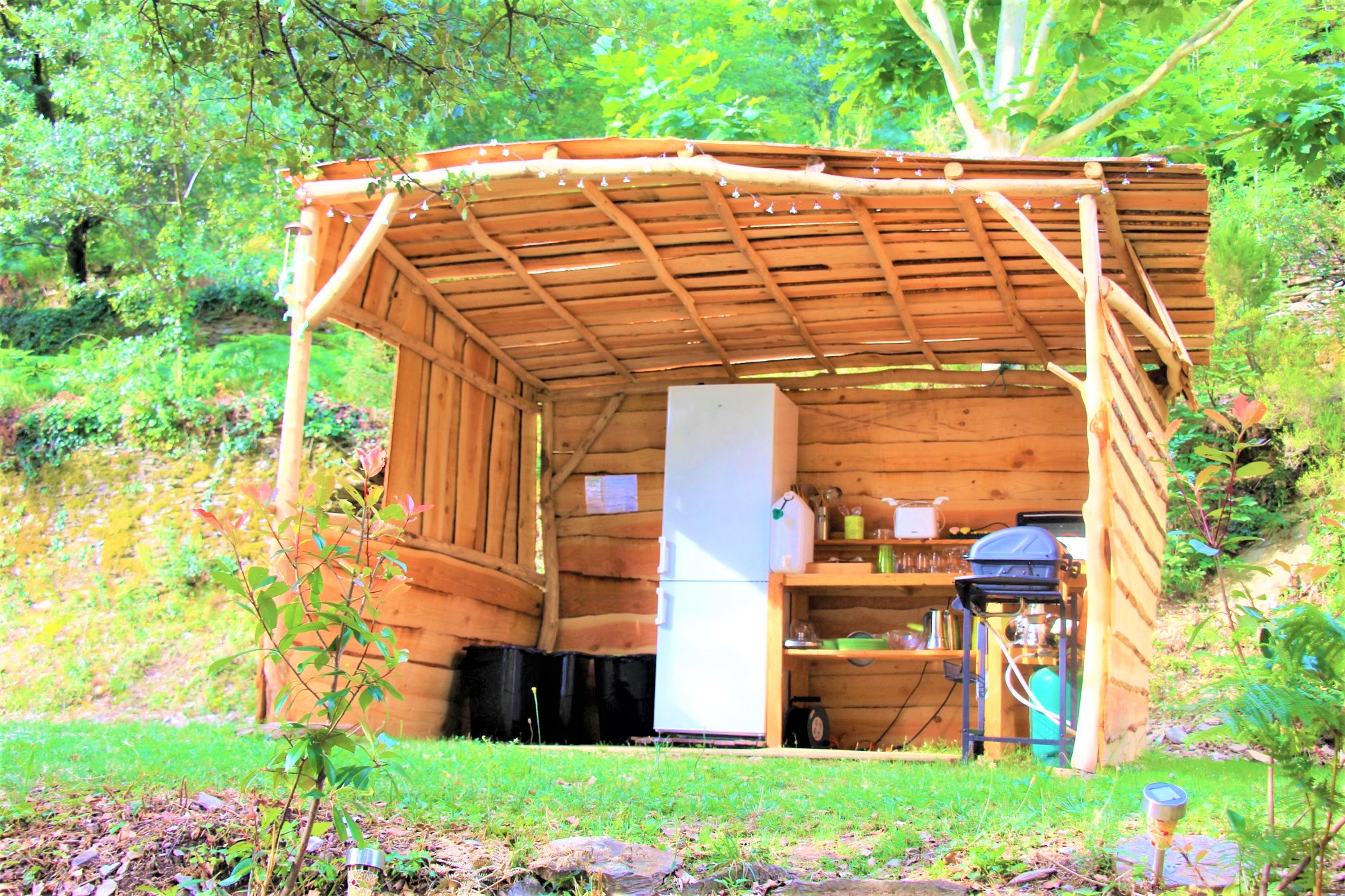 Cabane châtaigne Coutinelle perchée sur terrasse Cévenole à Peyremale — environnement naturel
