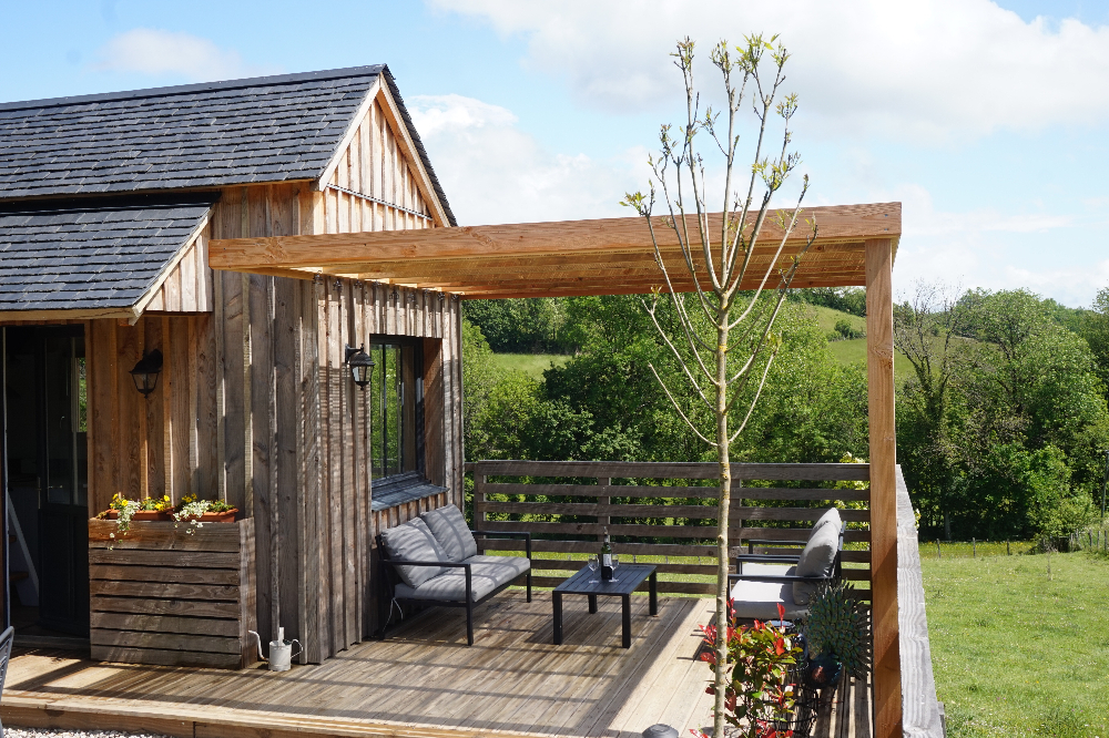 Tiny House A la belle écorce — Séjour avec terrasse privative en Corrèze à Turenne — espace de vie