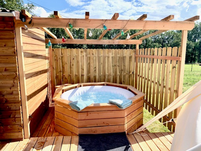 Photo 2/9 — Tente « Évasion en tente lodge avec spa privatif en Midi-Pyrénées » à Gourdon Lot