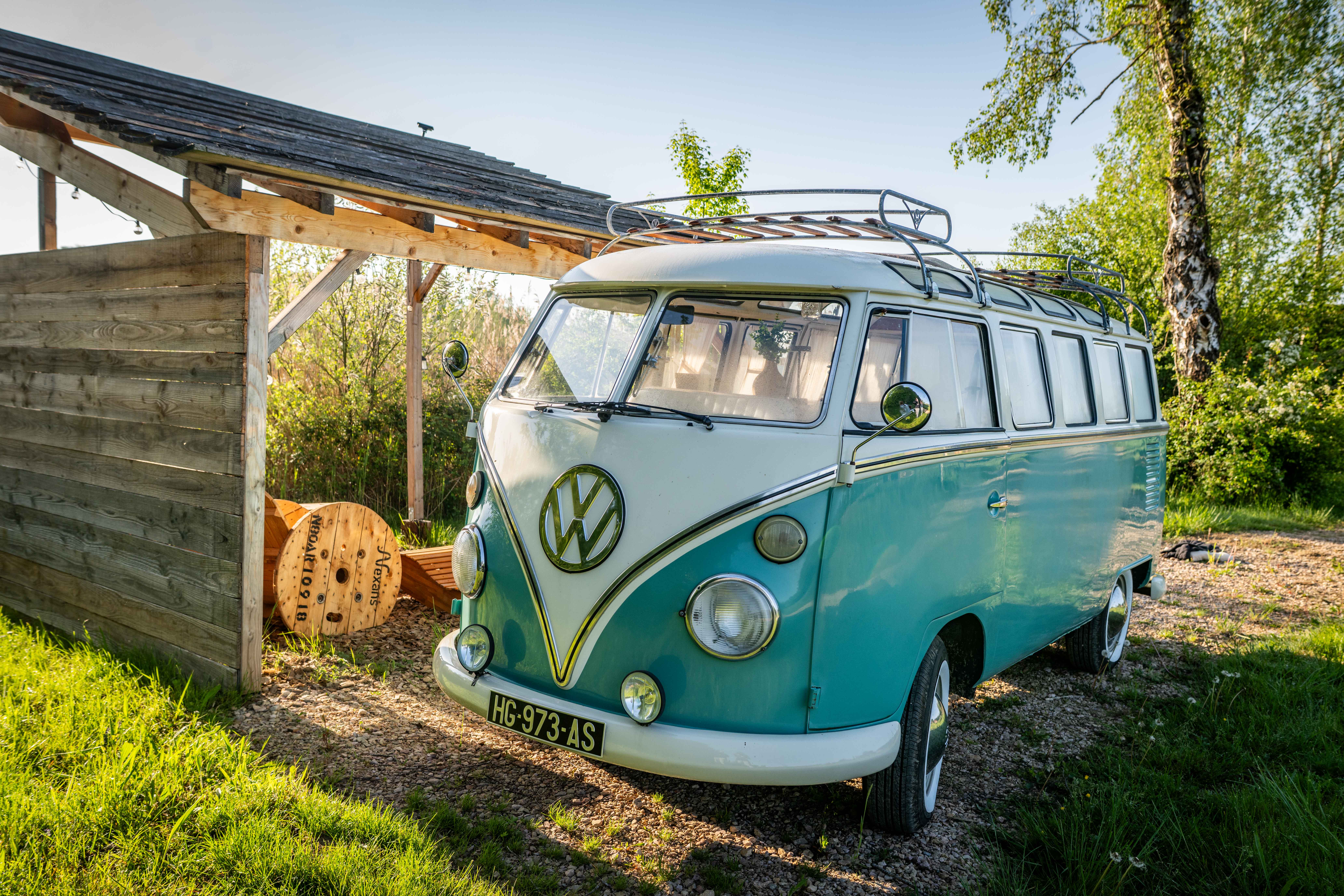 Combi Harvey — Nuit insolite dans un van vintage à Ain à Meillonnas — espace de vie