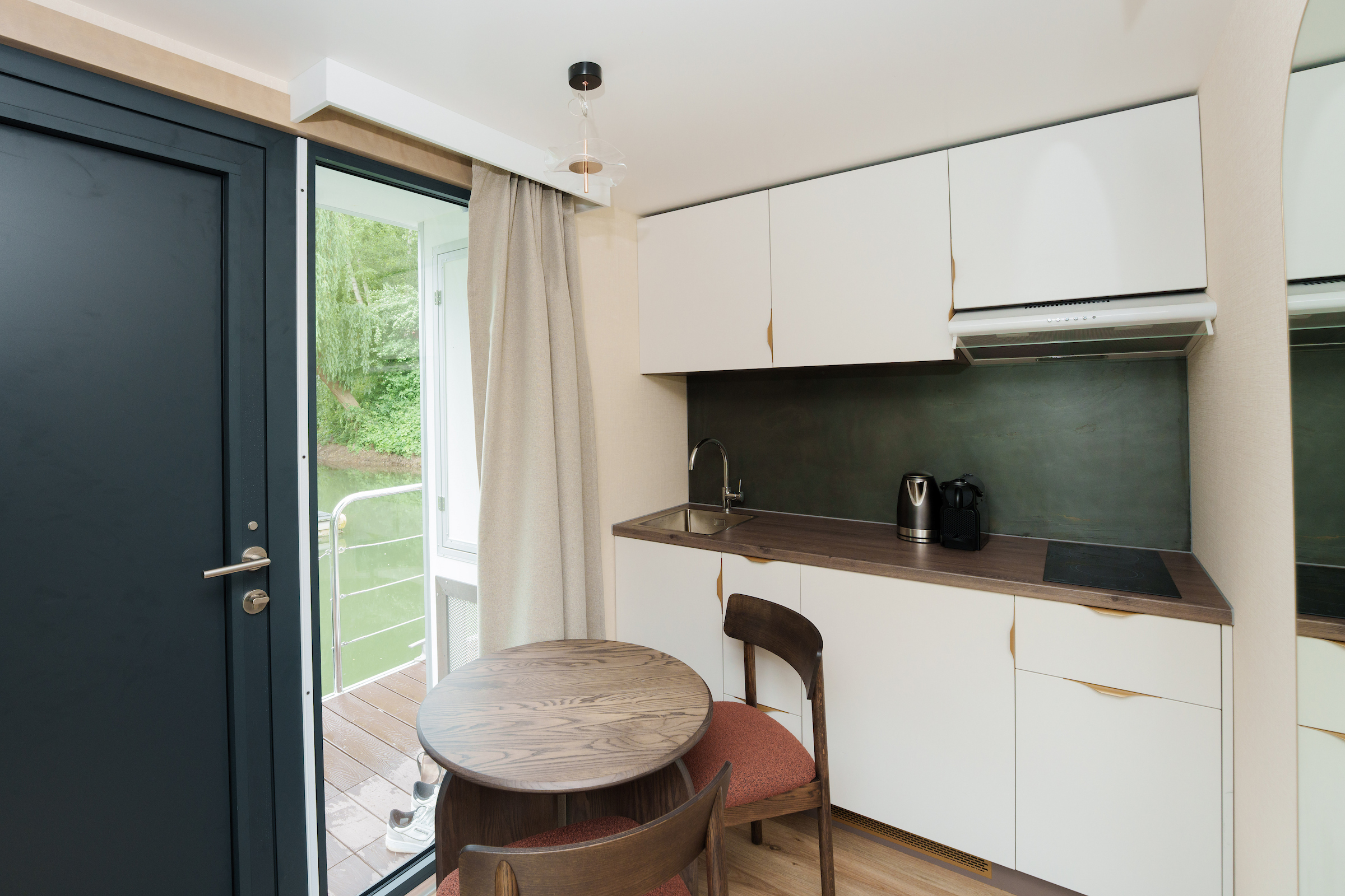 Suite flottante Panoramique Lit rond Balnéo — Maison insolite avec spa à Poissy à Poissy — vue depuis la terrasse