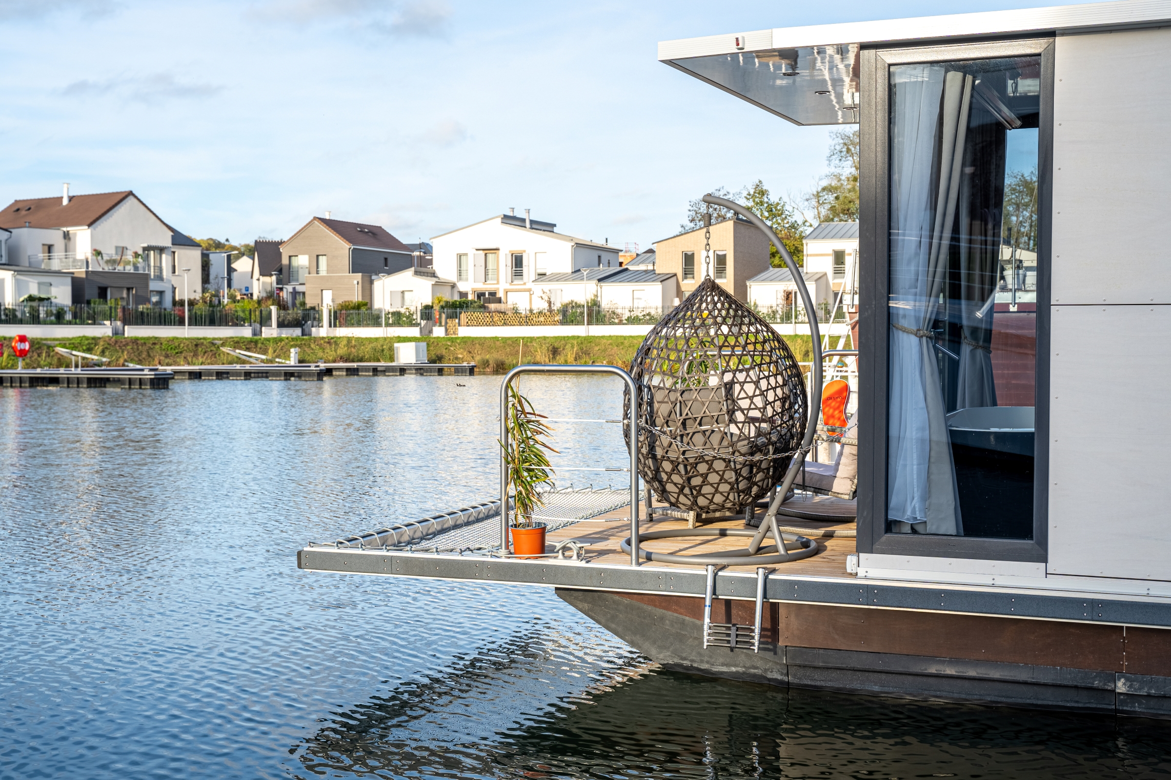 Photo 6/9 — Maison insolite « Suite flottante Lit king-size Balnéo — Maison insolite avec spa à L'Isle-Adam » à L'Isle-Adam…