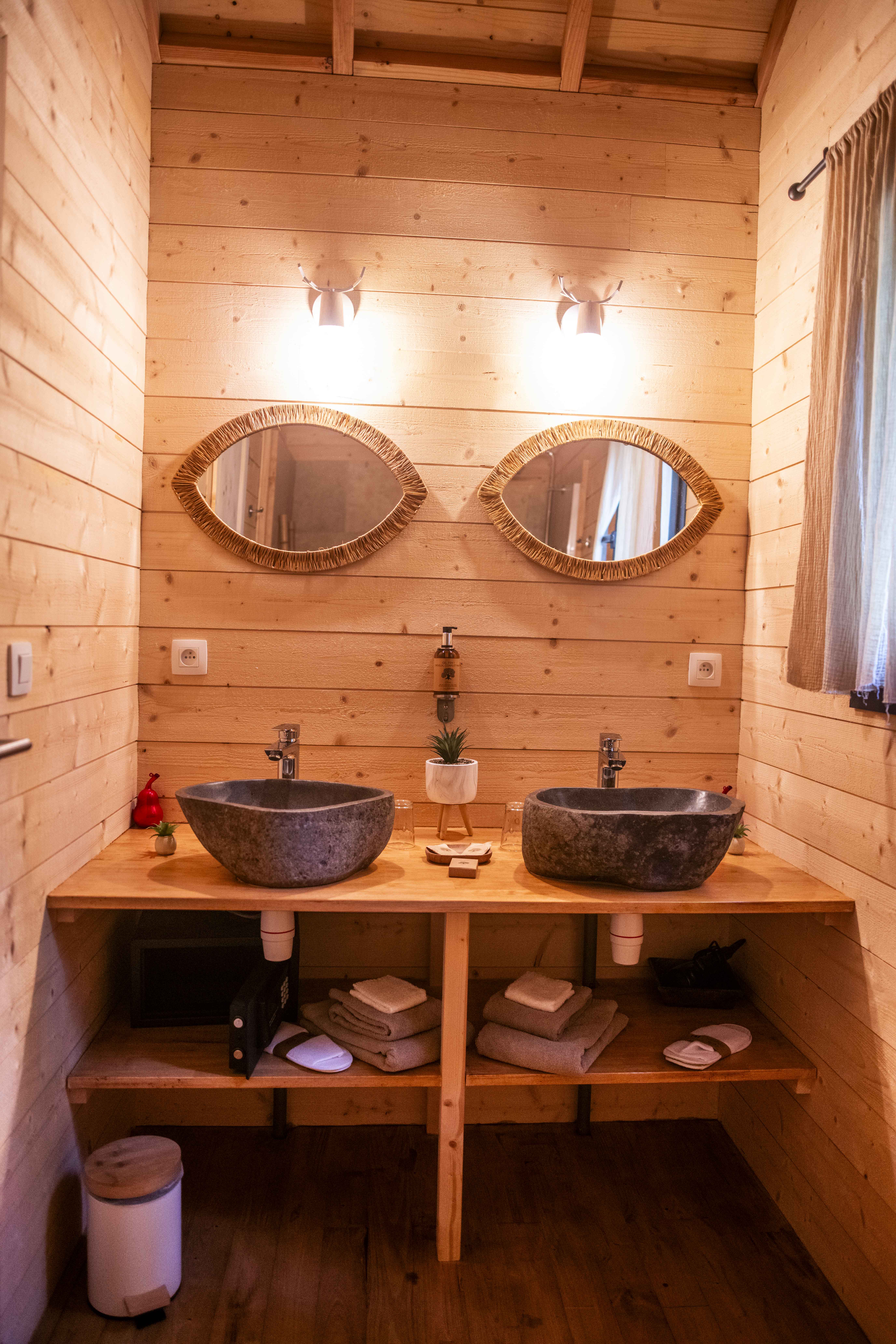 La cabane le Ciel & Spa : une immersion dans les arbres à Martillac — détail architectural