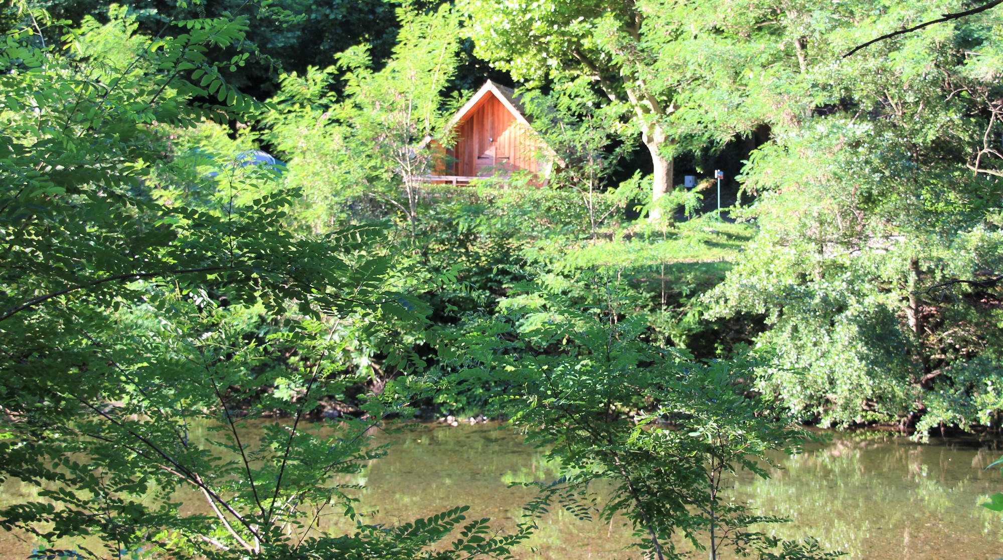 Cabane châtaigne Pellegrine : une évasion au bord de la rivière à Peyremale — cuisine