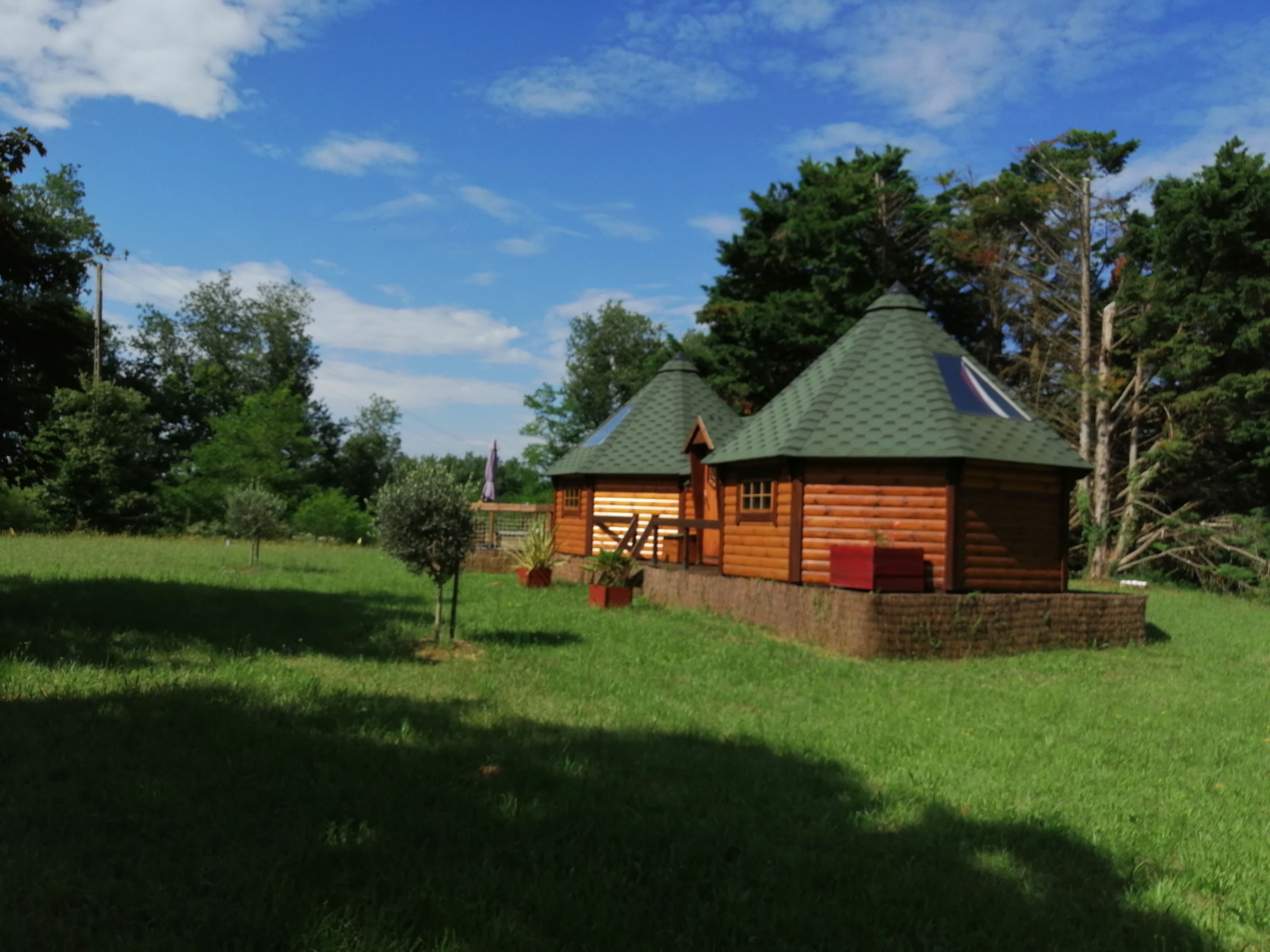 Kota - A l'abri des cyprès — Séjour insolite avec spa à Gers à Riguepeu — chambre