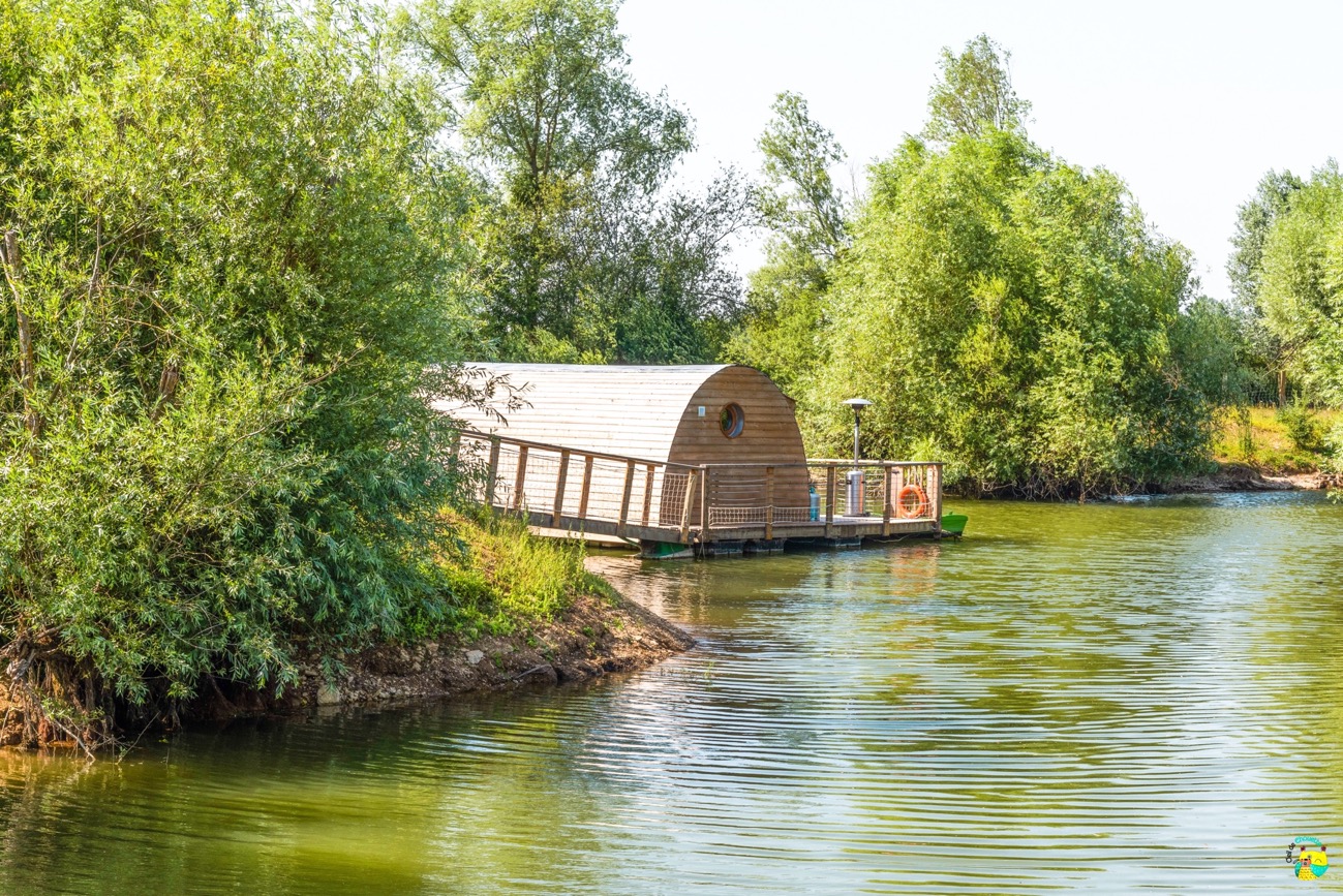 Lodge Duo Flottant avec spa et sauna privatif en Bourgogne à Chablis — salle de bain