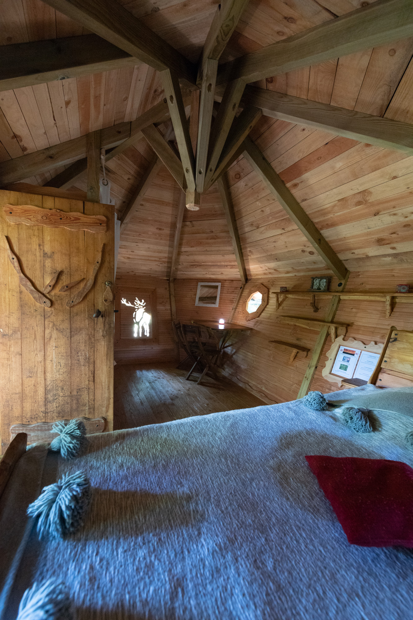 Cabane Cerf : une expérience suspendue dans les arbres à Saint-Julien-Labrousse — détail architectural