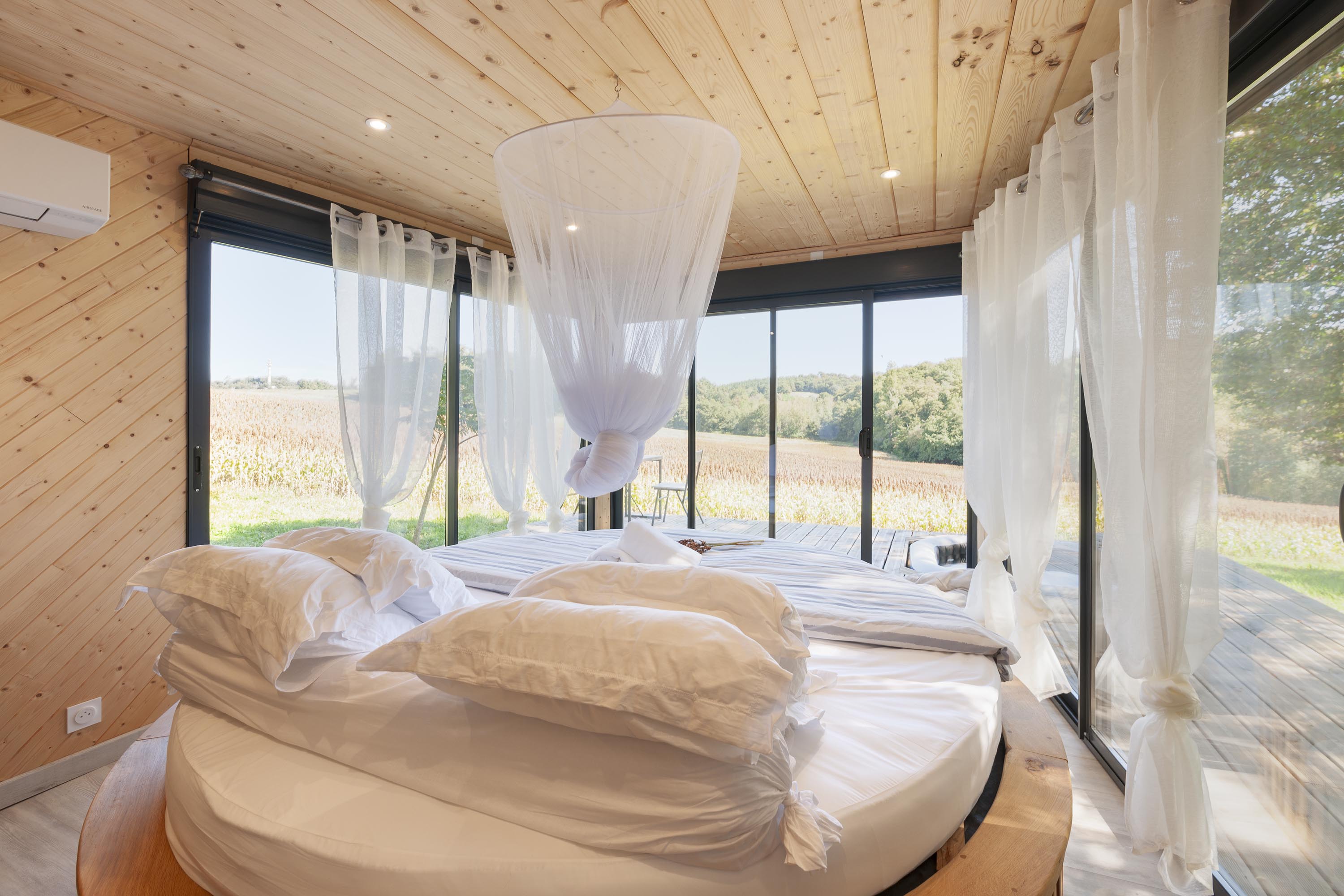 L’hexagone sous les tilleuls — Cabane avec Spa privatif à Landes à Mont-de-Marsan — chambre
