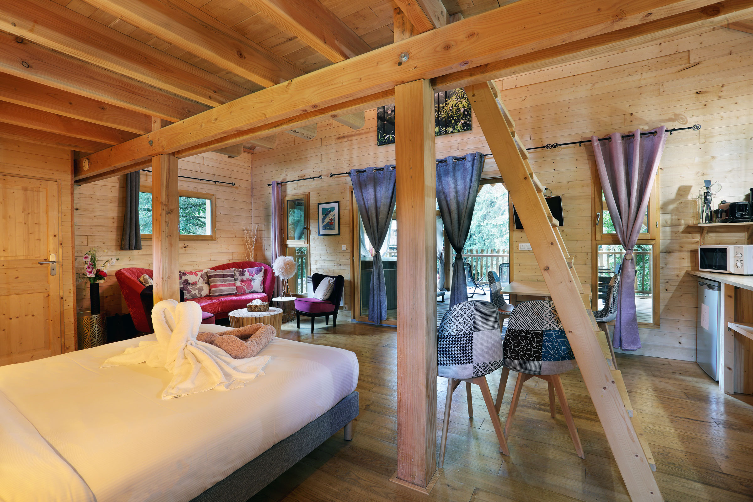 Lodge Suite Spa — Cabane dans les arbres avec jacuzzi à Haute-Savoie à Larringes — vue intérieure