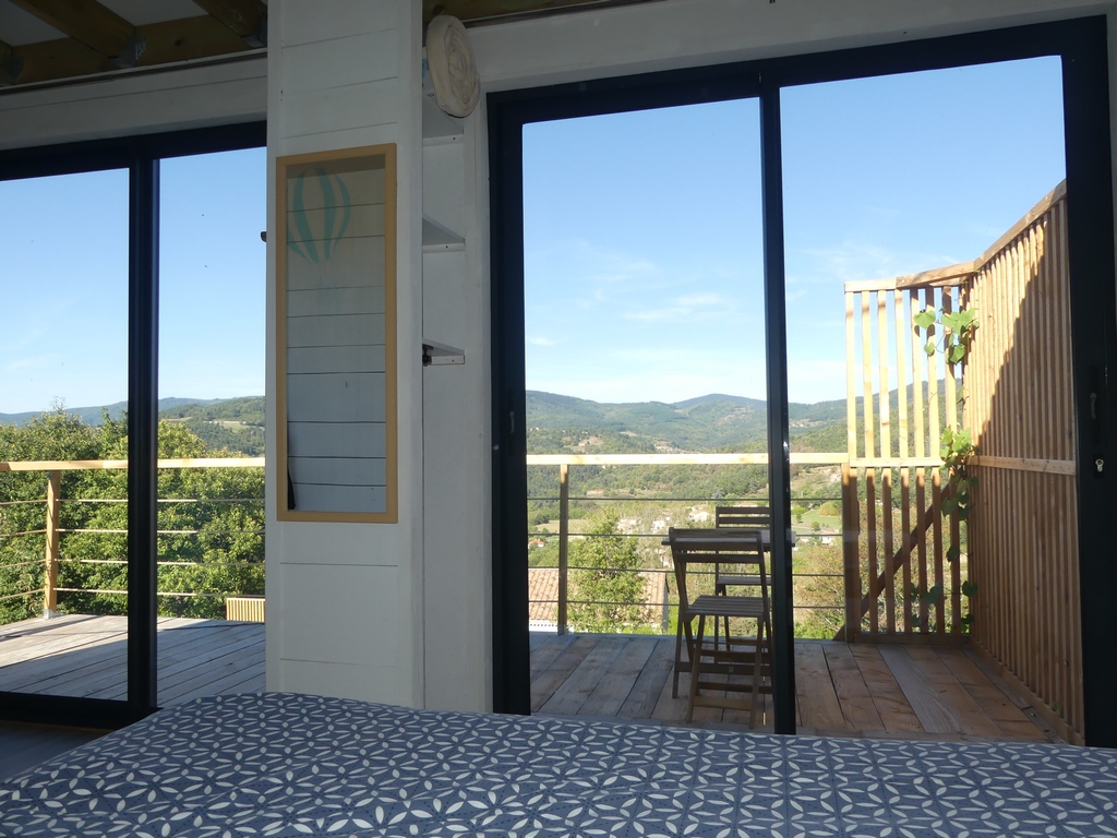 Cabane de l'Elfe — Nuit perchée à 50 mètres du sol en Ardèche à Brin de Fée — vue depuis la terrasse