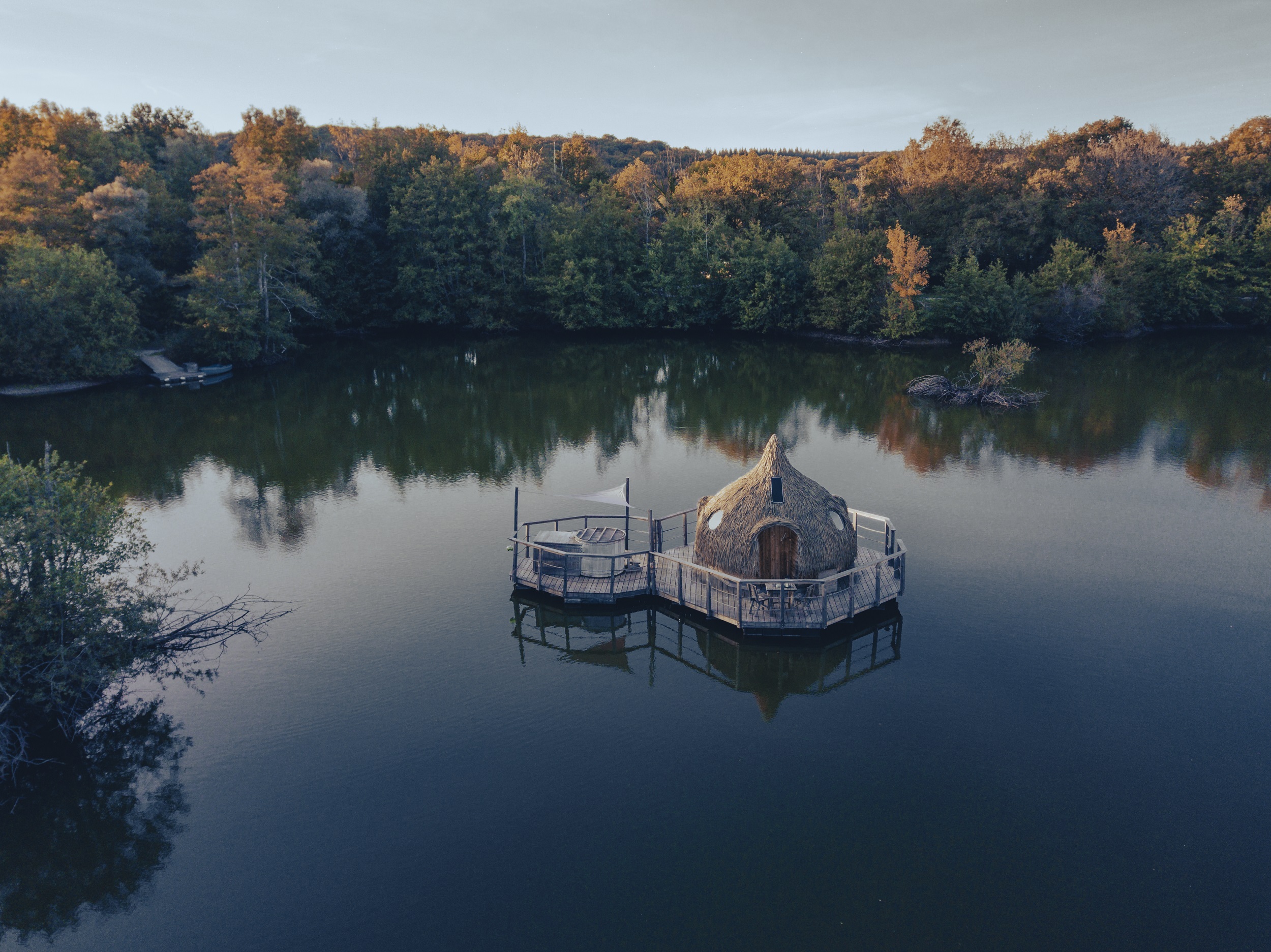 Cabane Spa Neptune : une évasion flottante en Franche-Comté