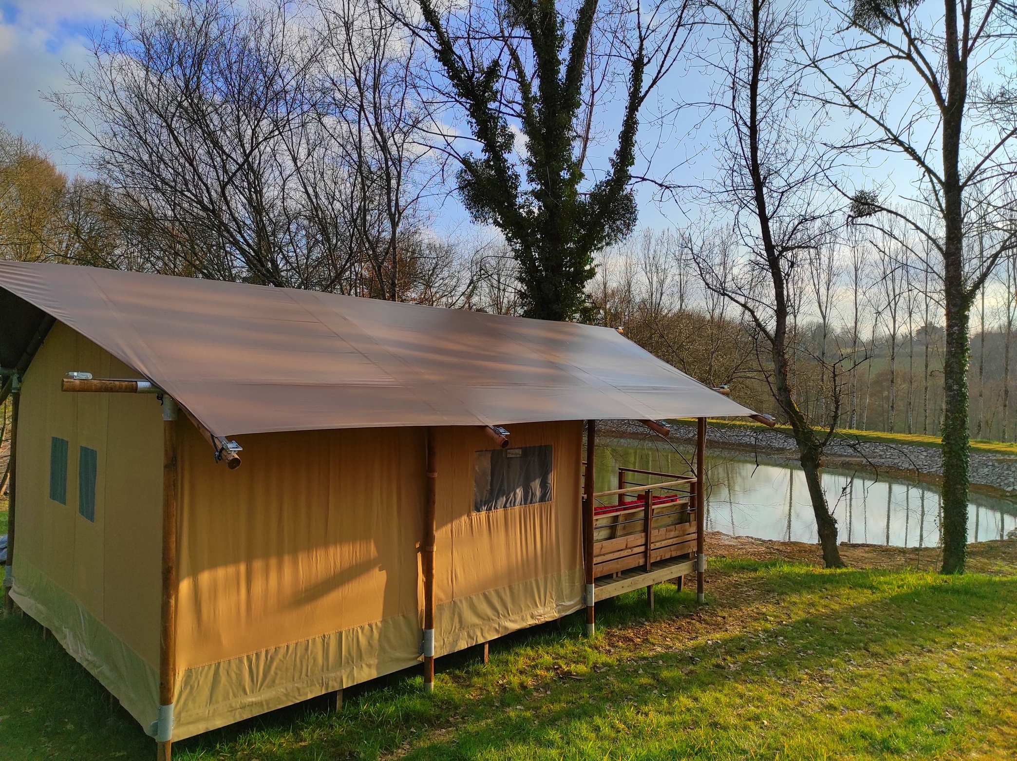 Toile du Berger : une expérience immersive en pleine nature à Saint Germain Les Vergnes — chambre