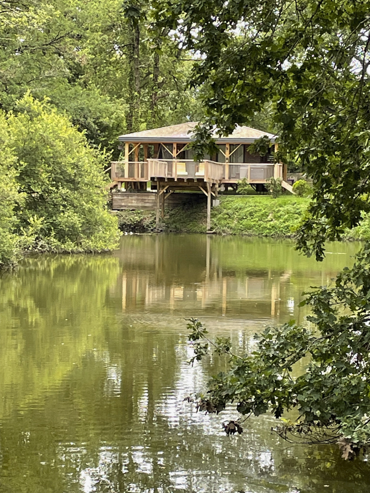 La Romance de George Sand : une cabane sur pilotis au cœur de la nature à Malicornay — vue depuis la terrasse