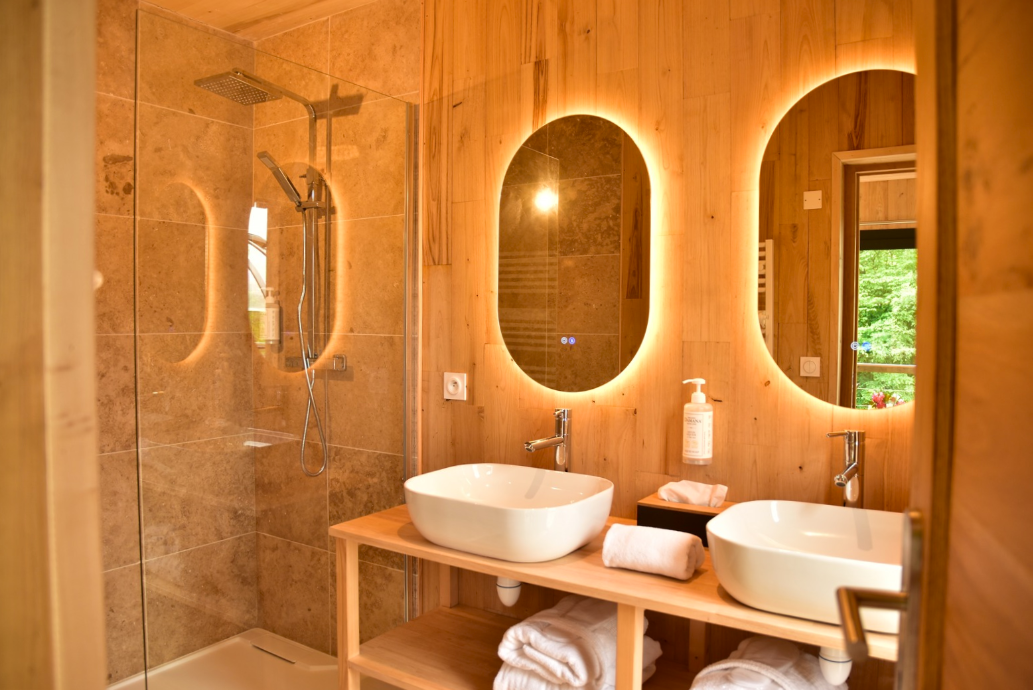 Le Scandilodge Dôme & Spa — Cabane sur pilotis avec spa à Morbihan à Vannes — salle de bain